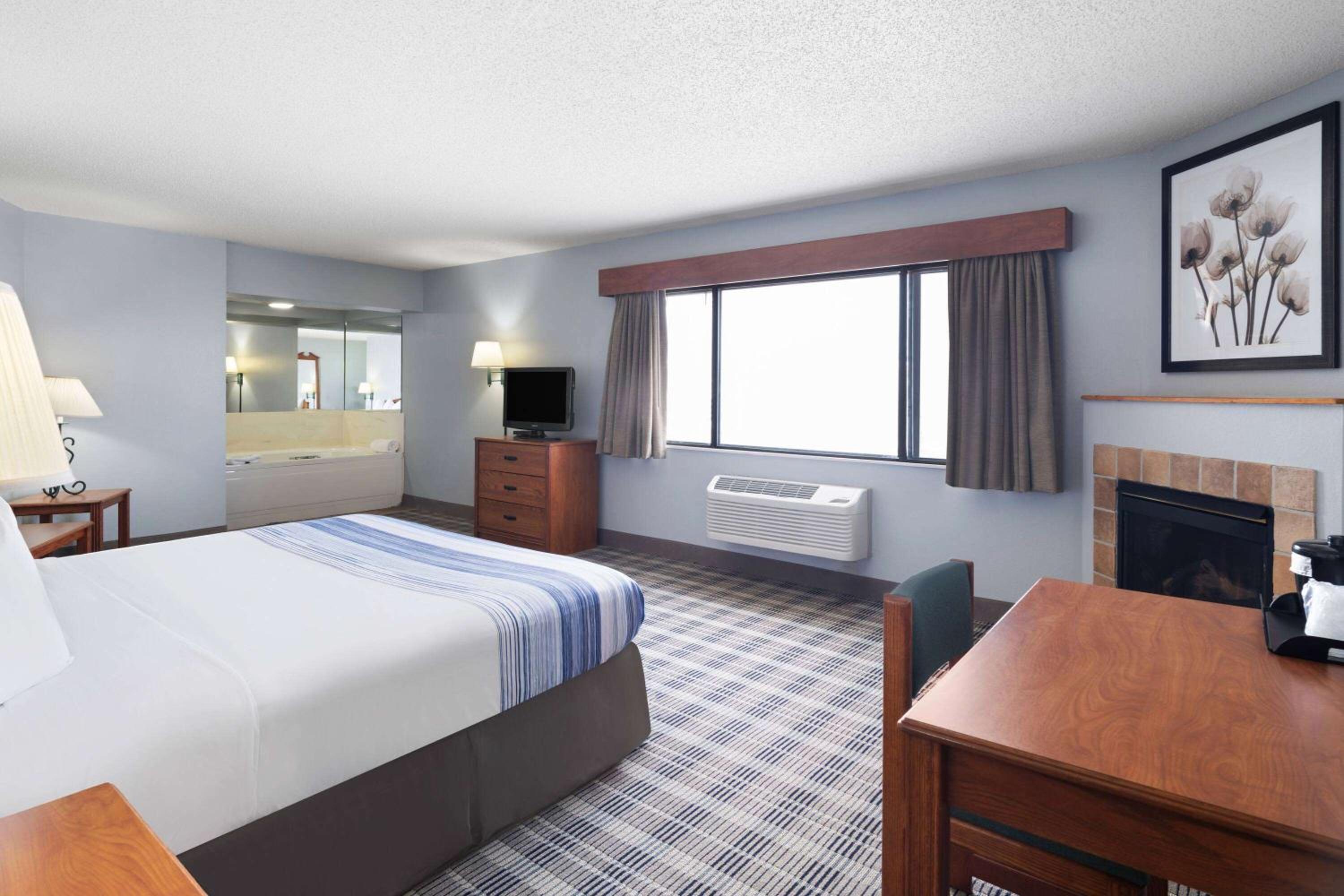 King Suite with Jetted Tub and Fireplace - Non-Smoking photo 2