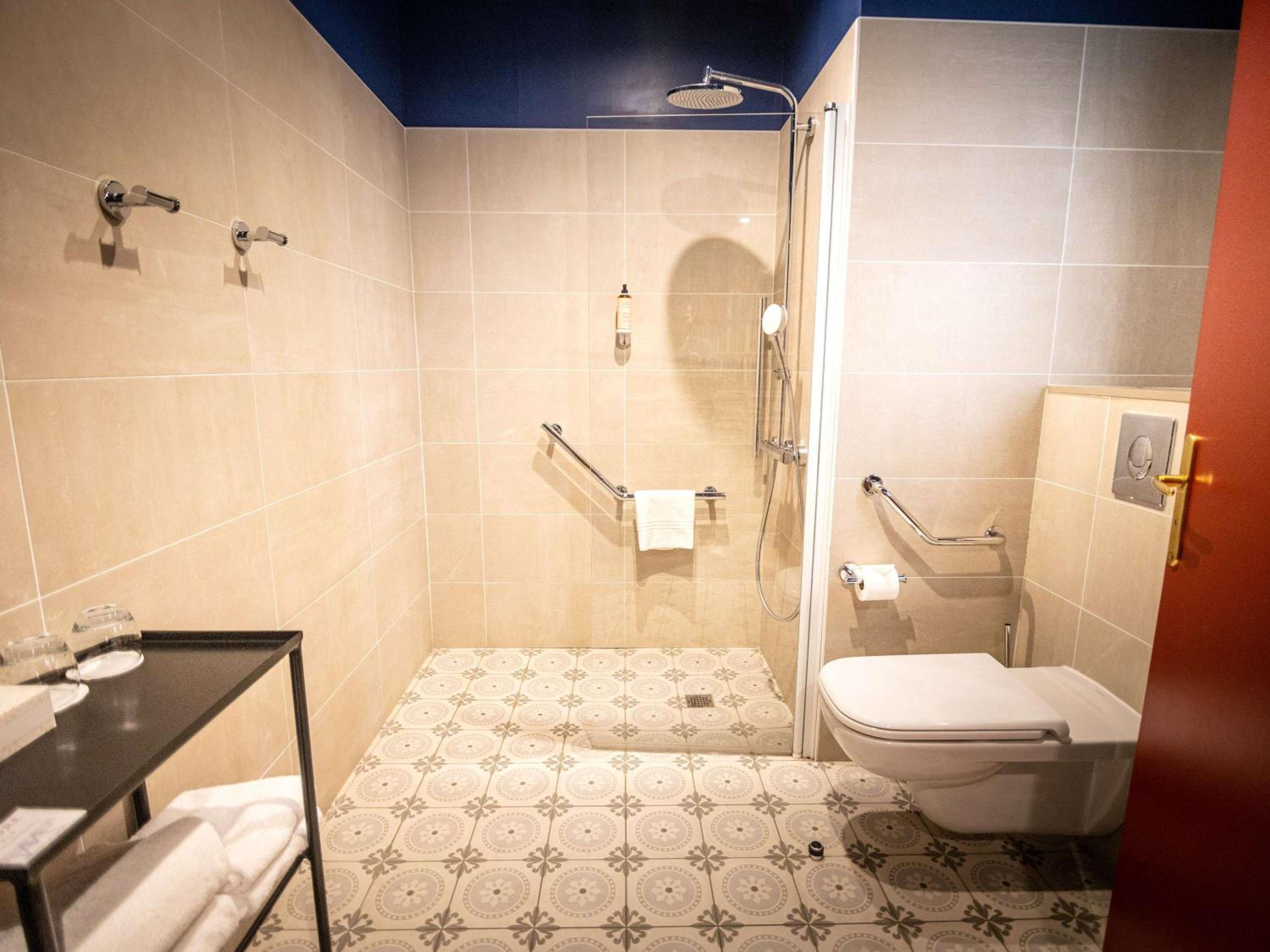 Standard King Room - Photo 6