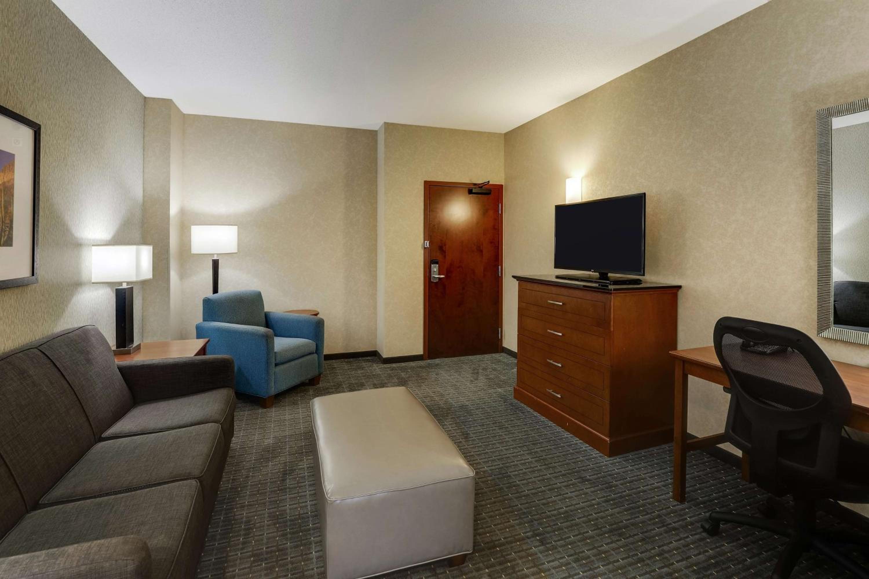 Queen Suite with Sofa Bed - Hearing Accessible photo 3