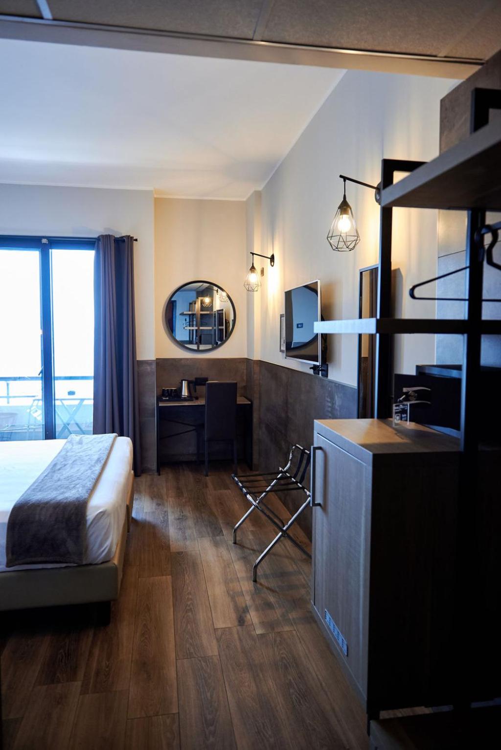King Room with Lake View - Photo 7