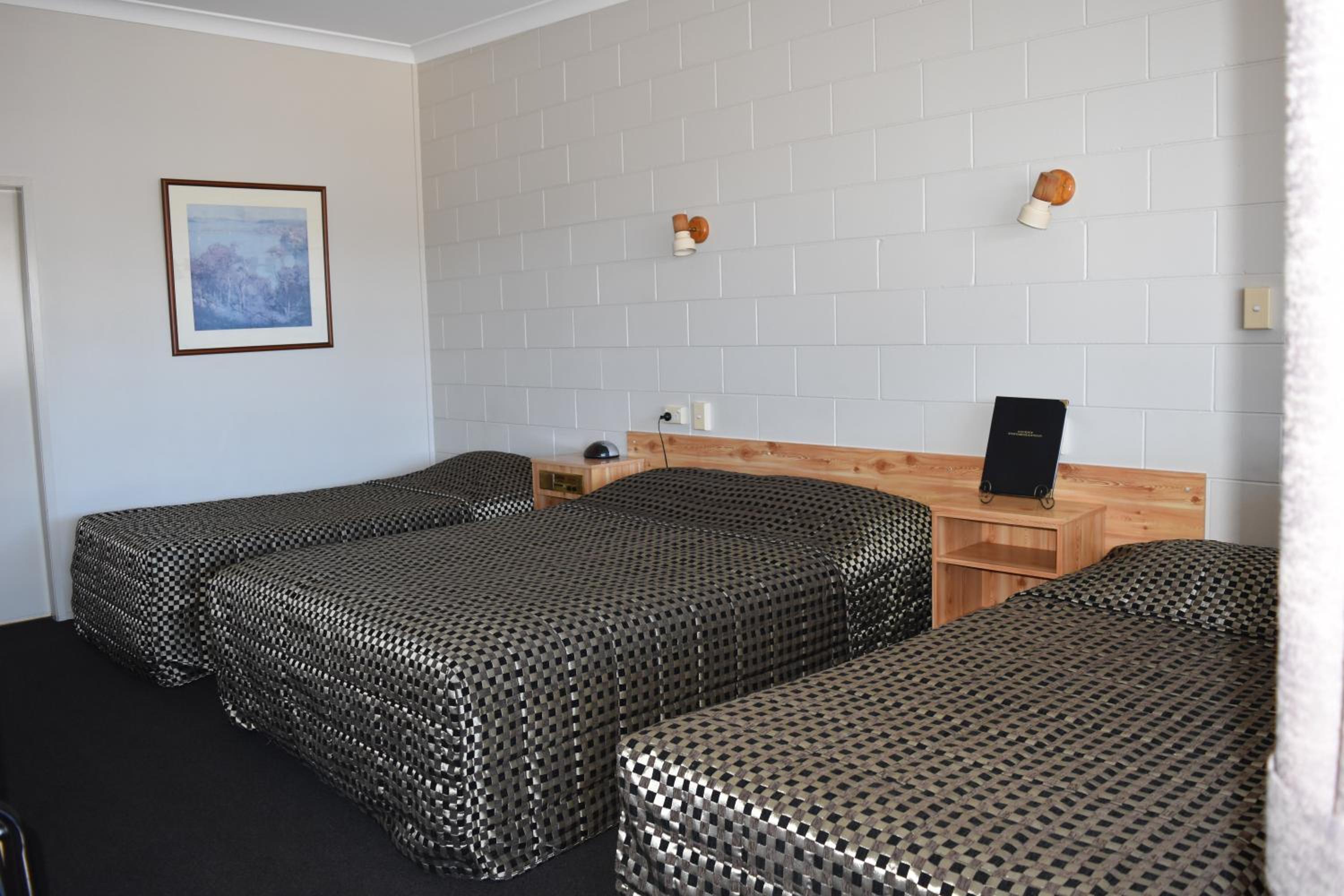Basic Triple Room photo 3