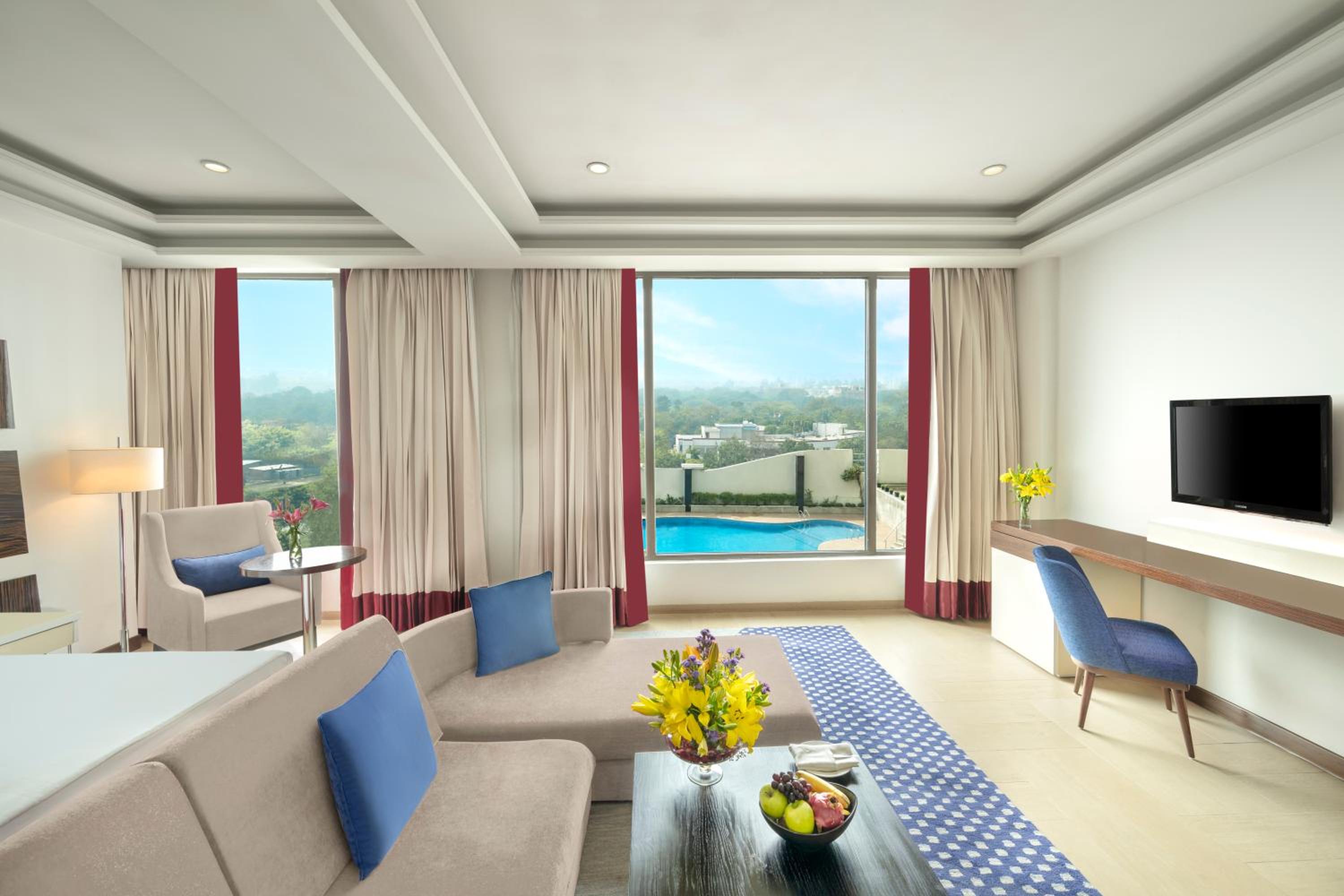 Executive Suite - Photo 5