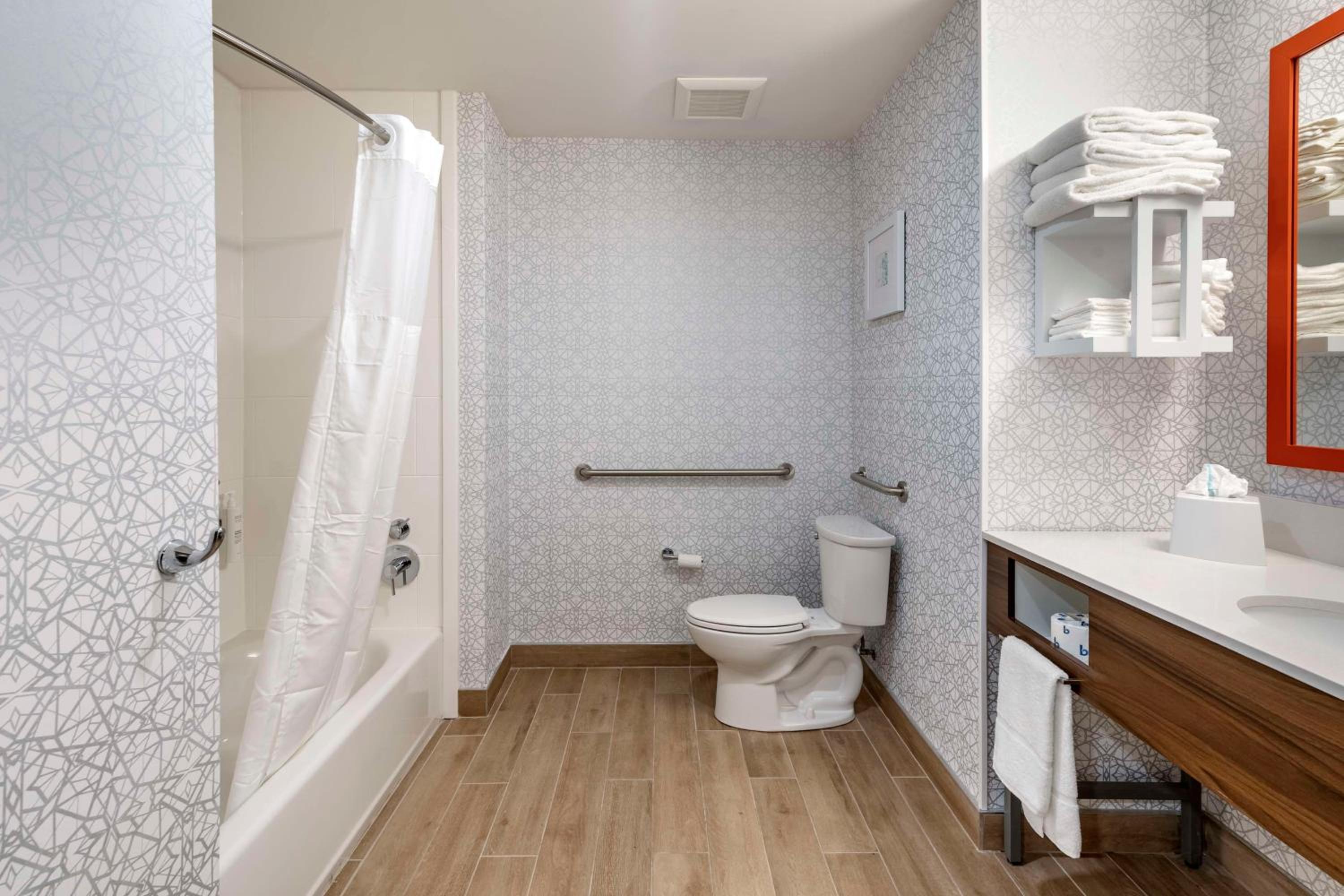 Queen Room with Two Queen Beds and Bath Tub - Mobility and Hearing Access photo 2