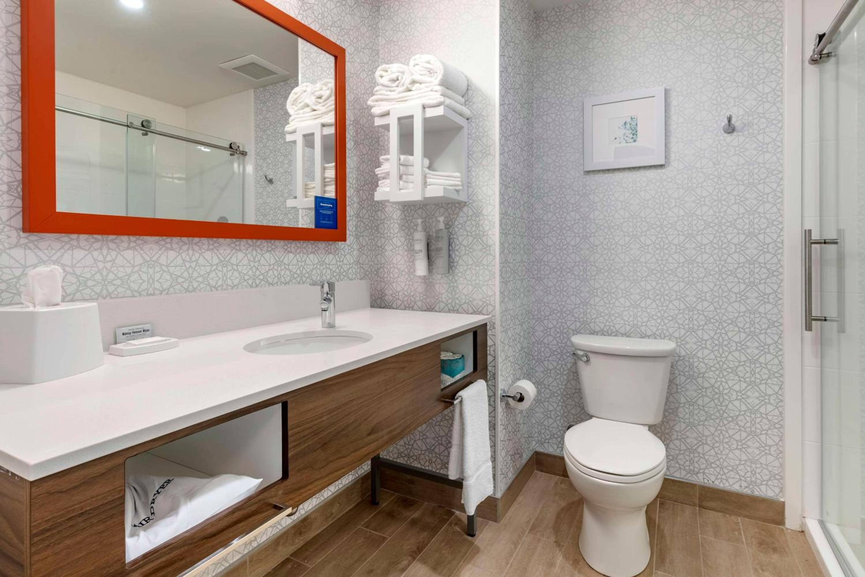 King Room with Microwave and Fridge photo 2