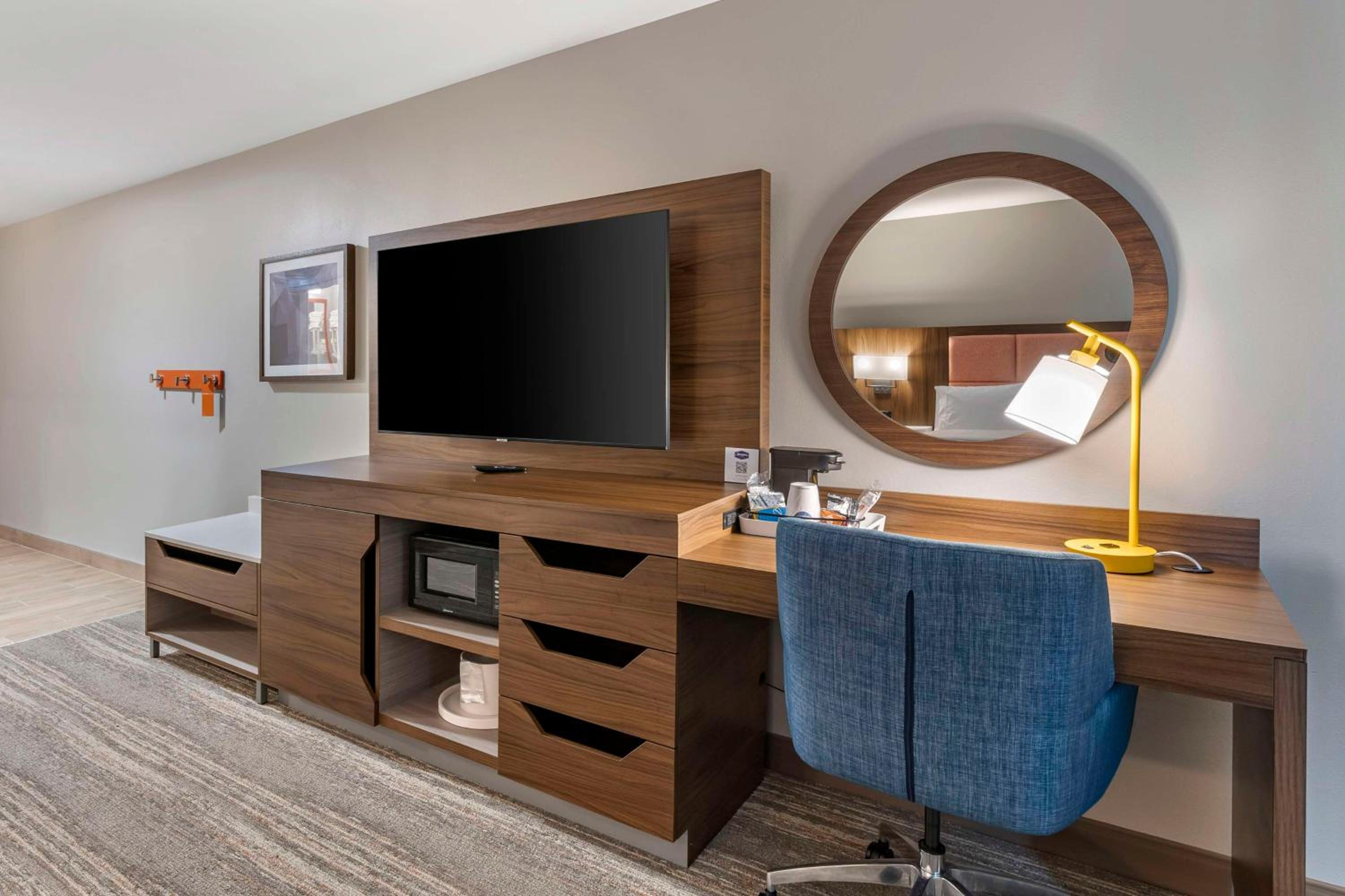 Queen Room with Two Queen Beds photo 2