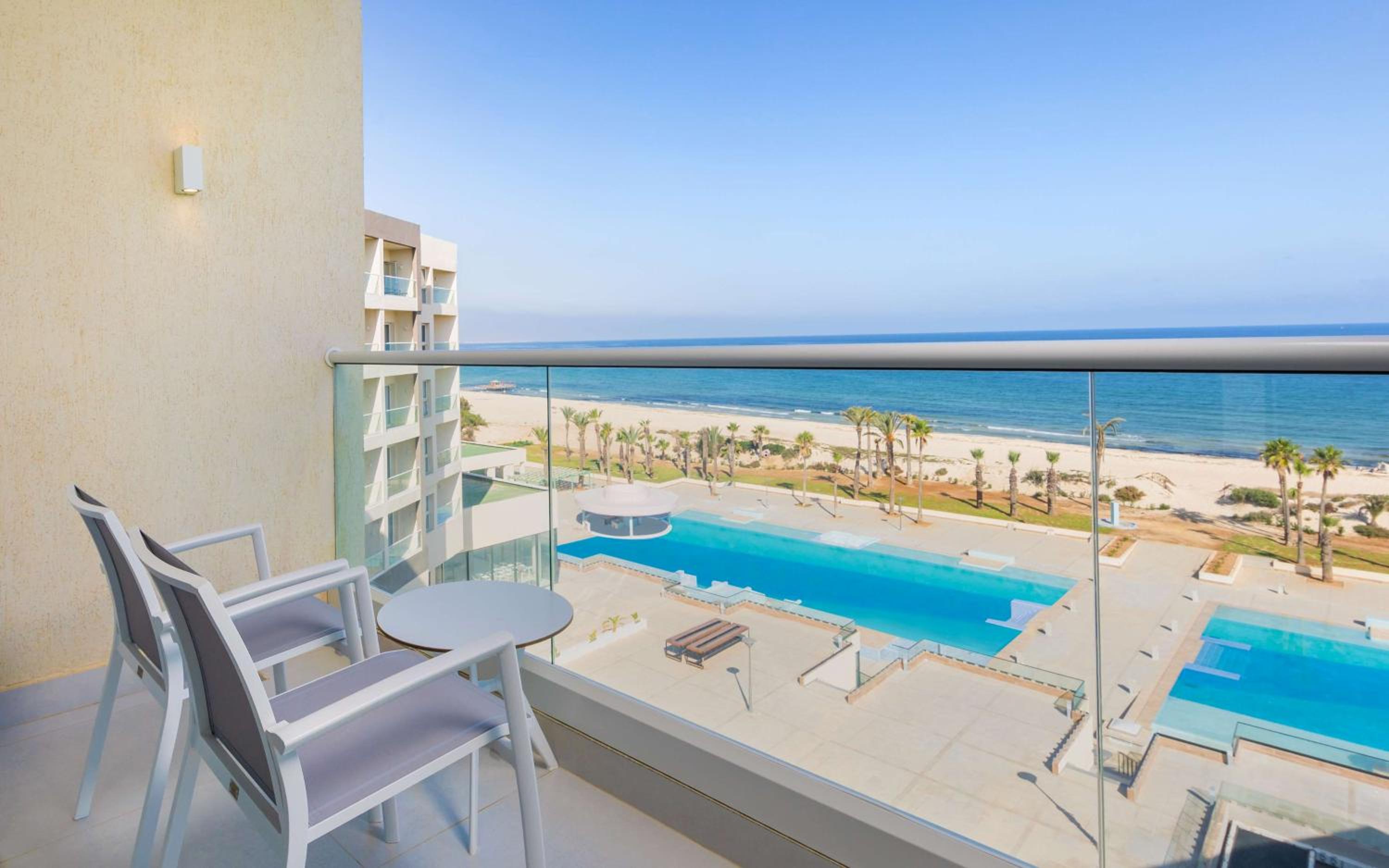 One-Bedroom King Suite with Front Sea View - Photo 5