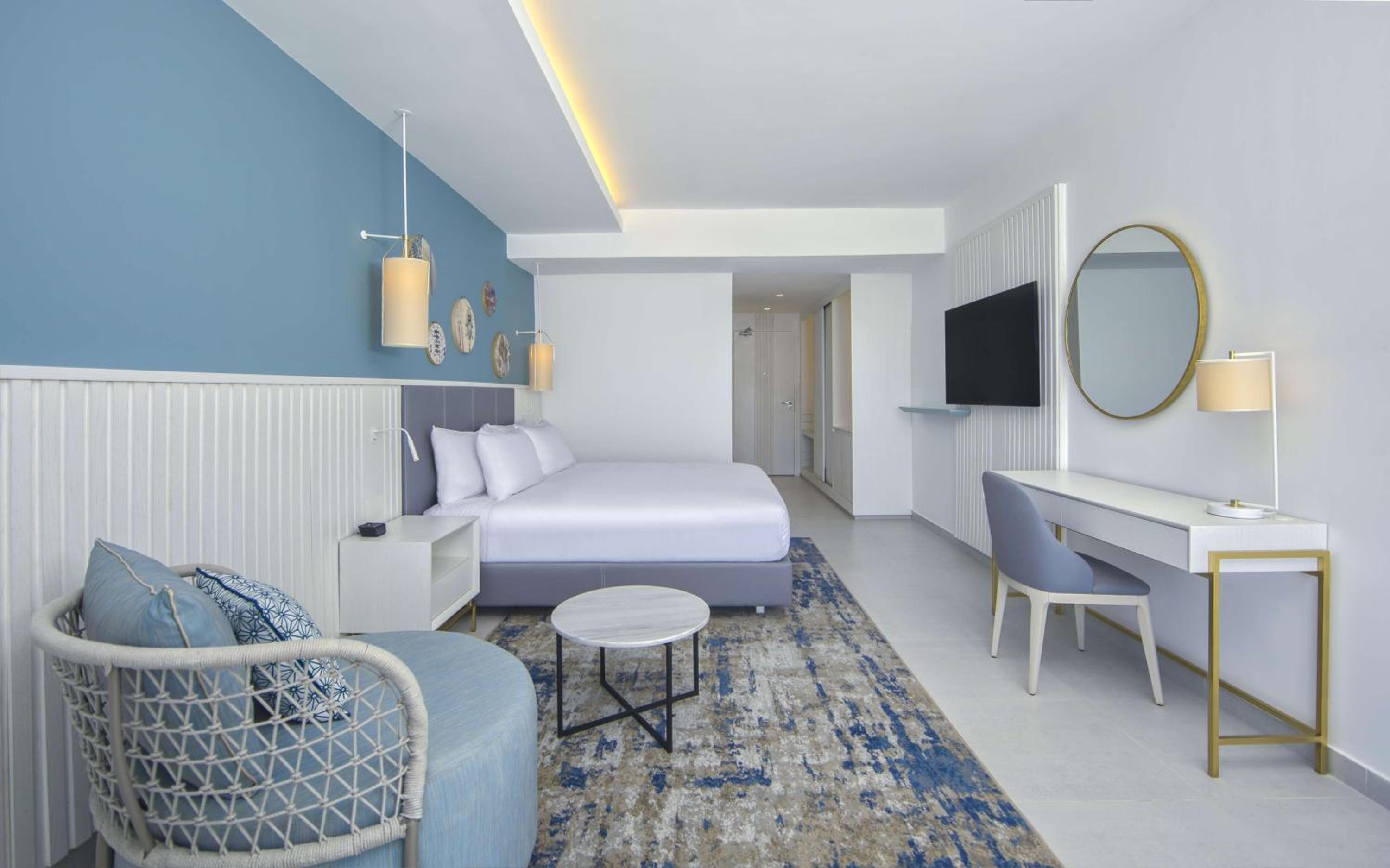 Deluxe King Room with Partial Sea View - Photo 4