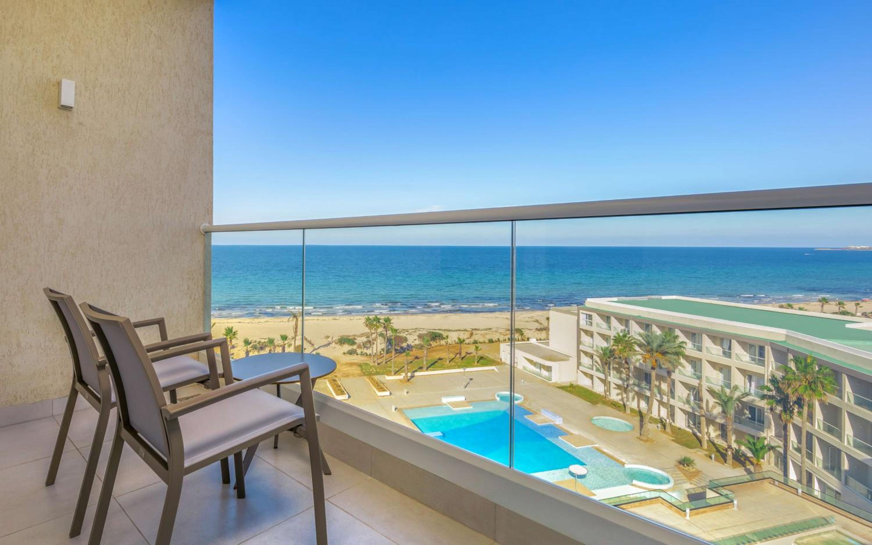 Deluxe Queen Room with Two Queen Beds - Partial Sea View - Photo 4