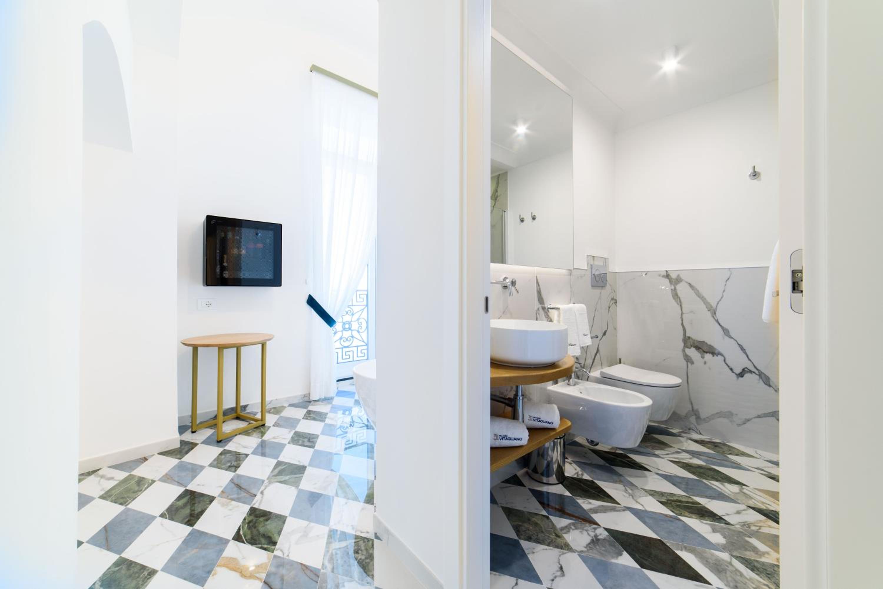 Junior Suite with Bath - Photo 5