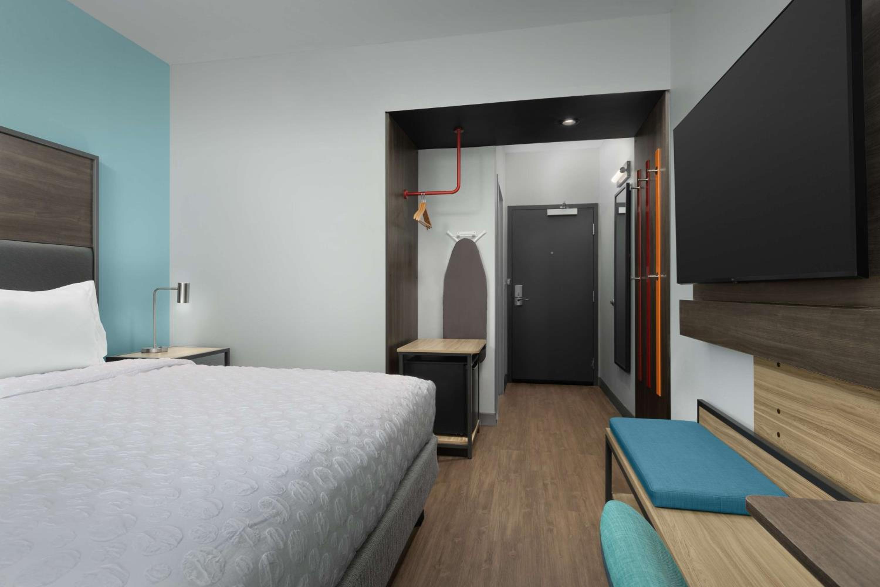 King Room with Walk-In Shower - Photo 3