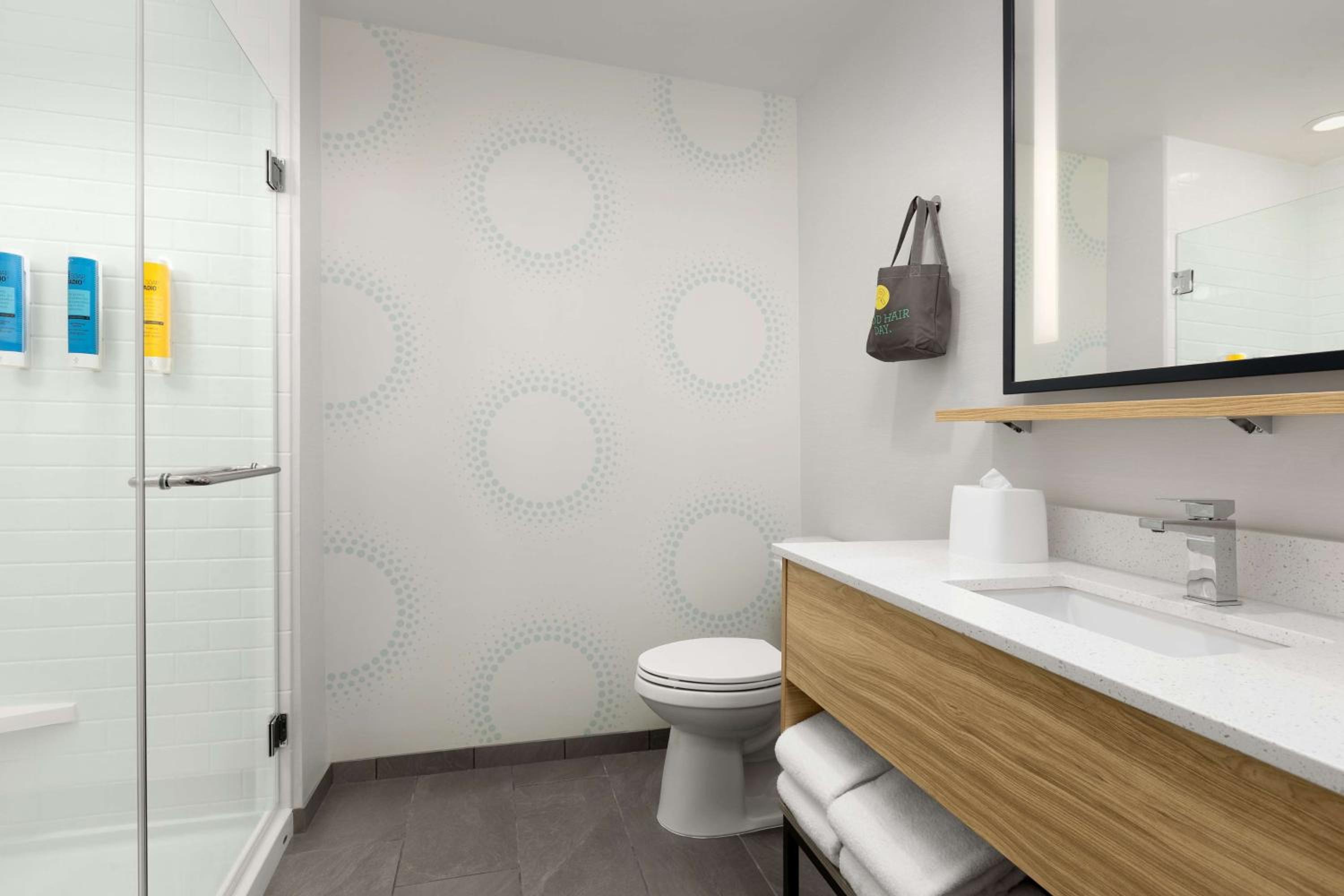 King Room with Walk-In Shower - Photo 4