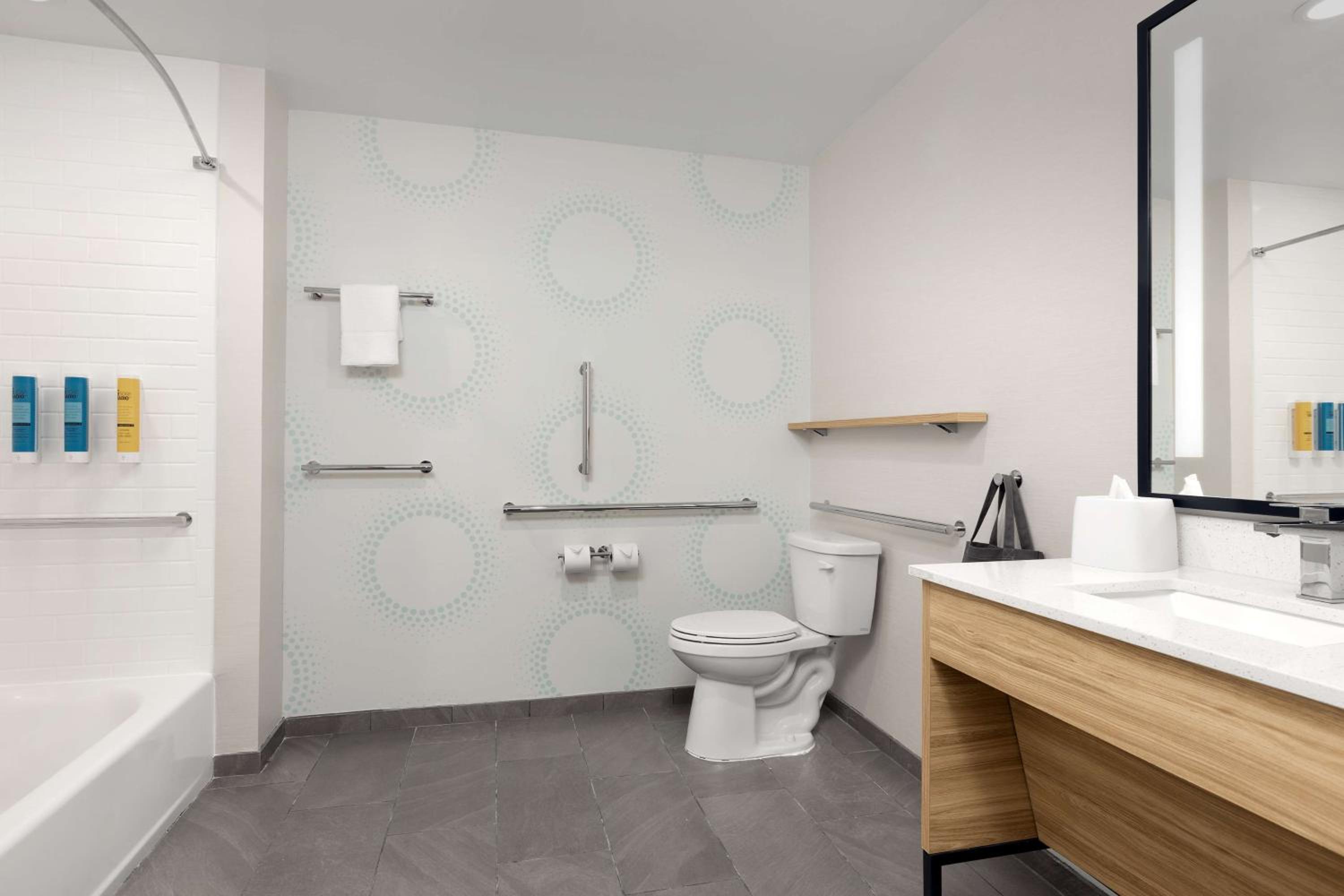 King Room with Bath Tub - Mobility Access - Photo 2