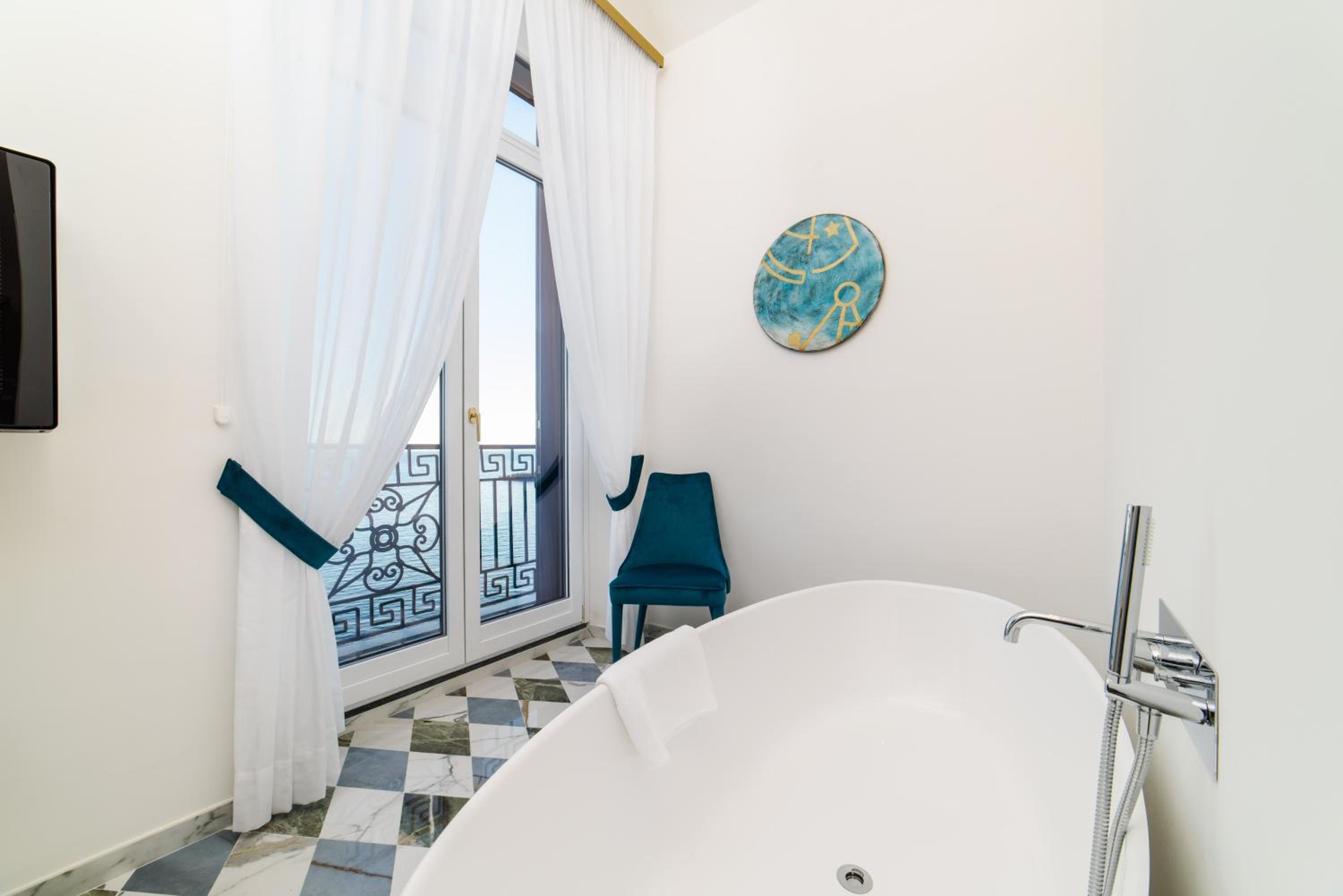 Junior Suite with Bath - Photo 2