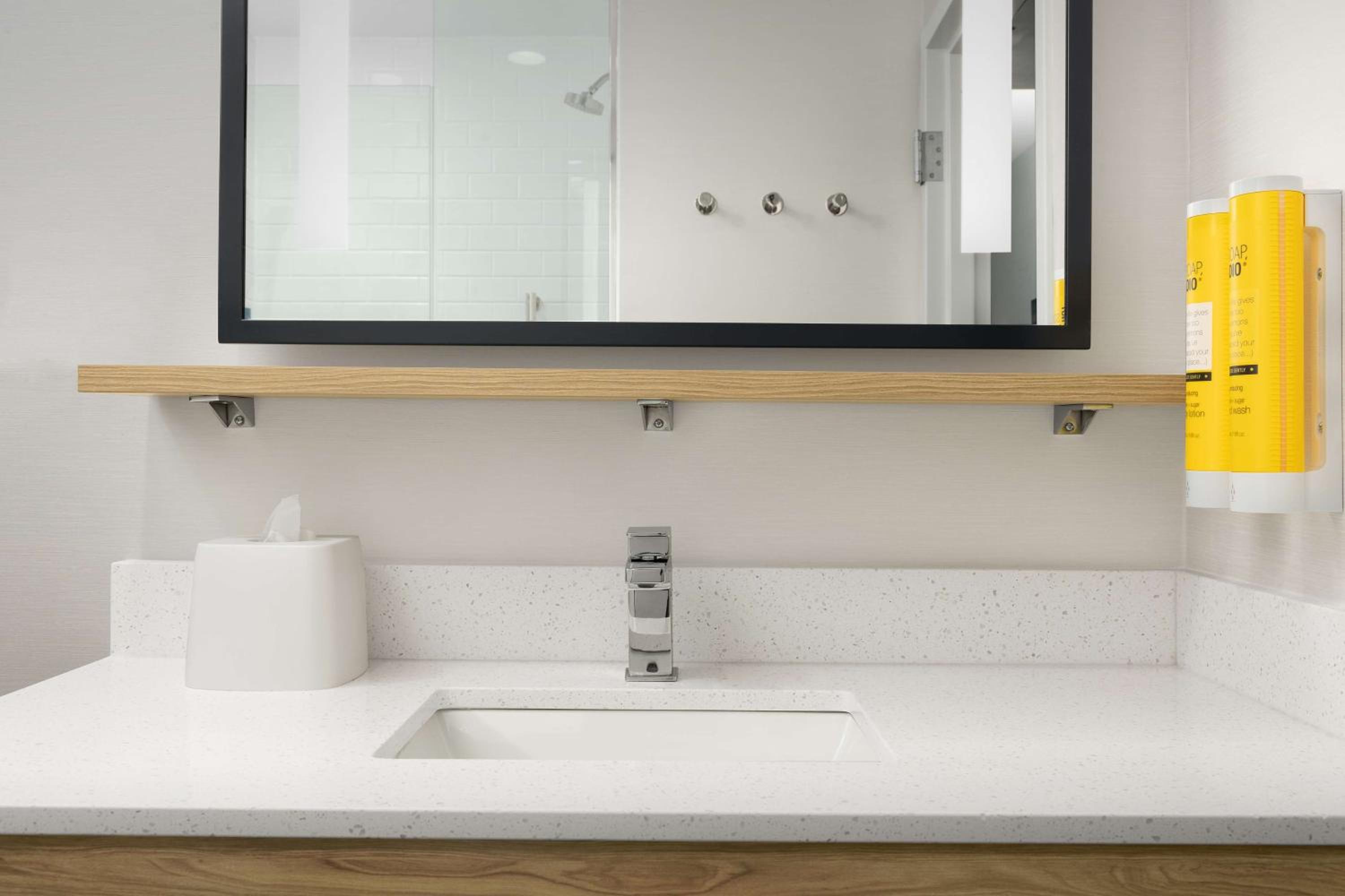 King Room with Walk-In Shower - Photo 2