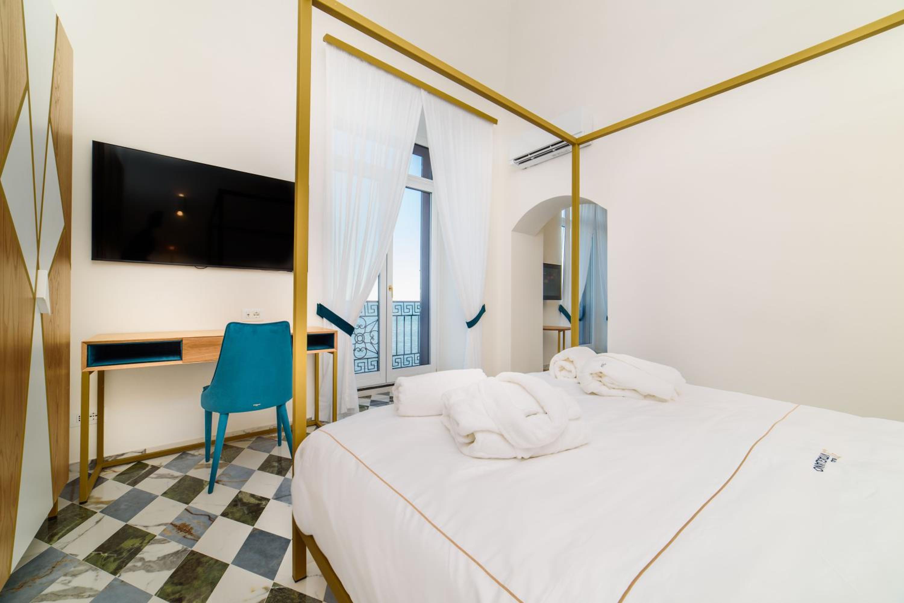 Junior Suite with Bath - Photo 4
