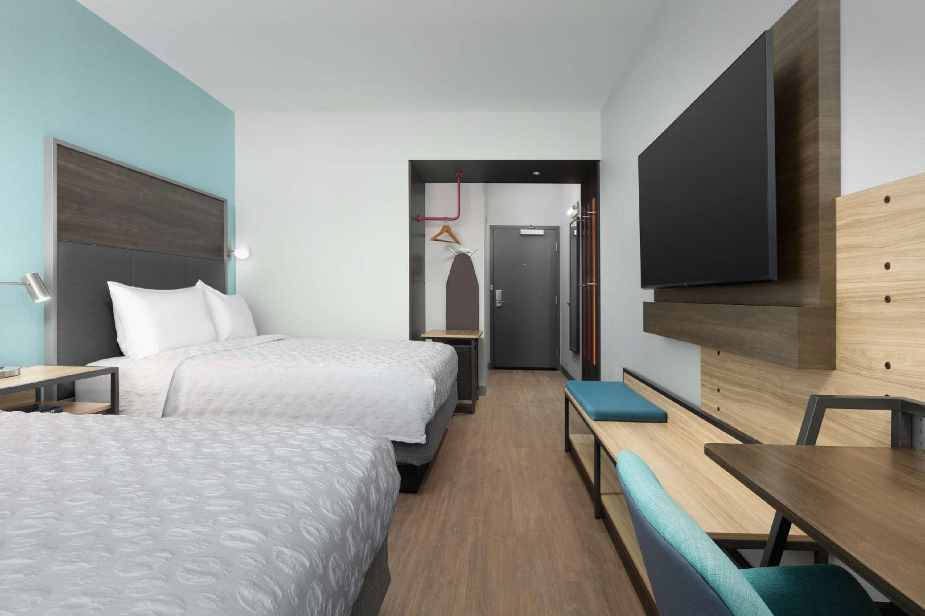 Queen Room with Two Queen Beds and Walk-In Shower - Photo 4