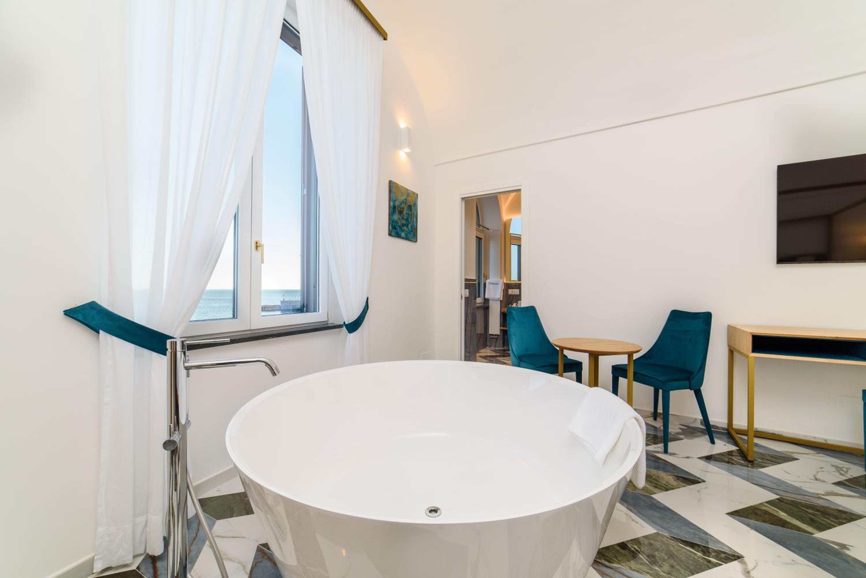 Deluxe King Room with Bath photo 2
