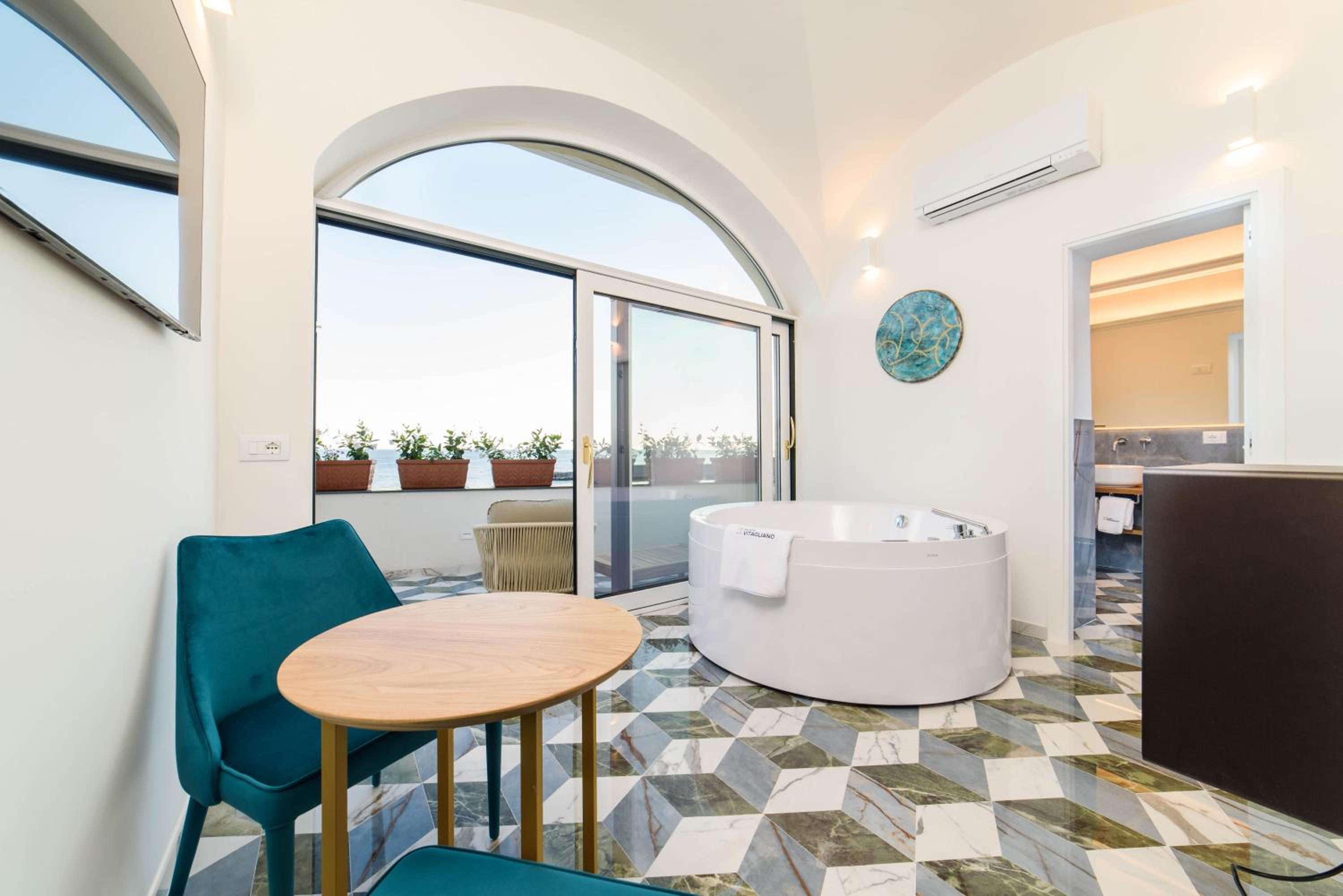 Suite with Spa Bath - Photo 3