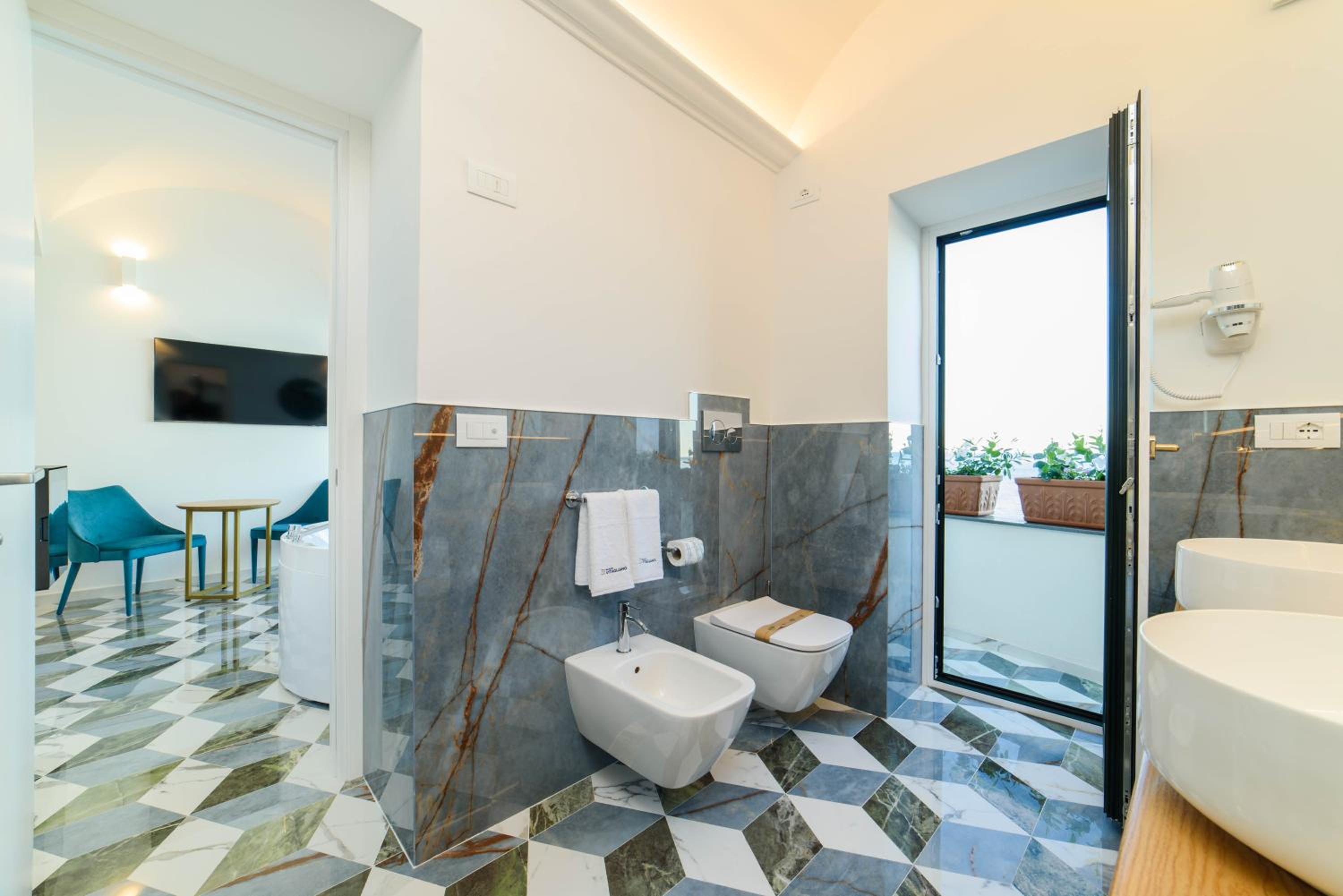 Suite with Spa Bath - Photo 4