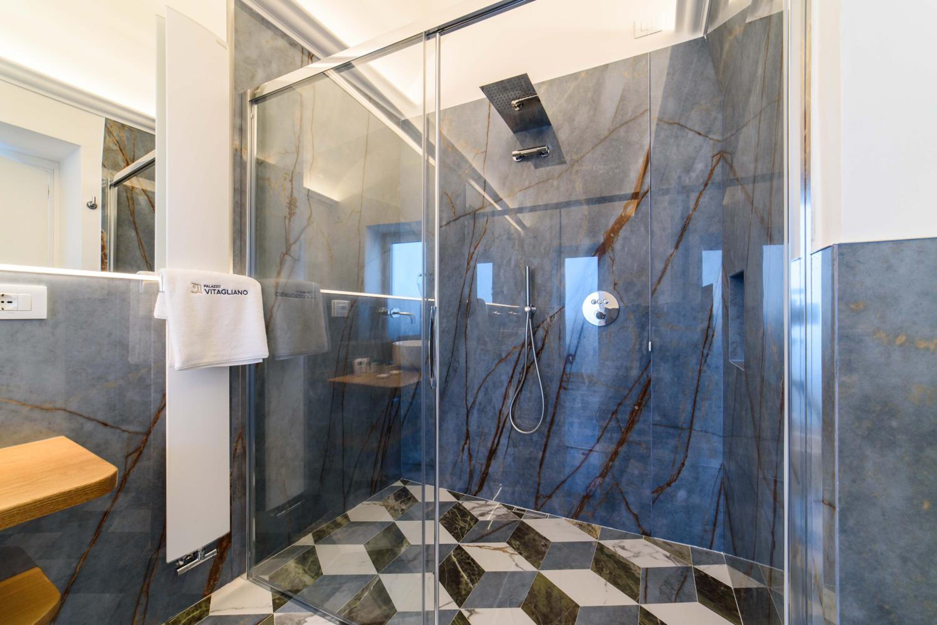 Suite with Spa Bath - Photo 7