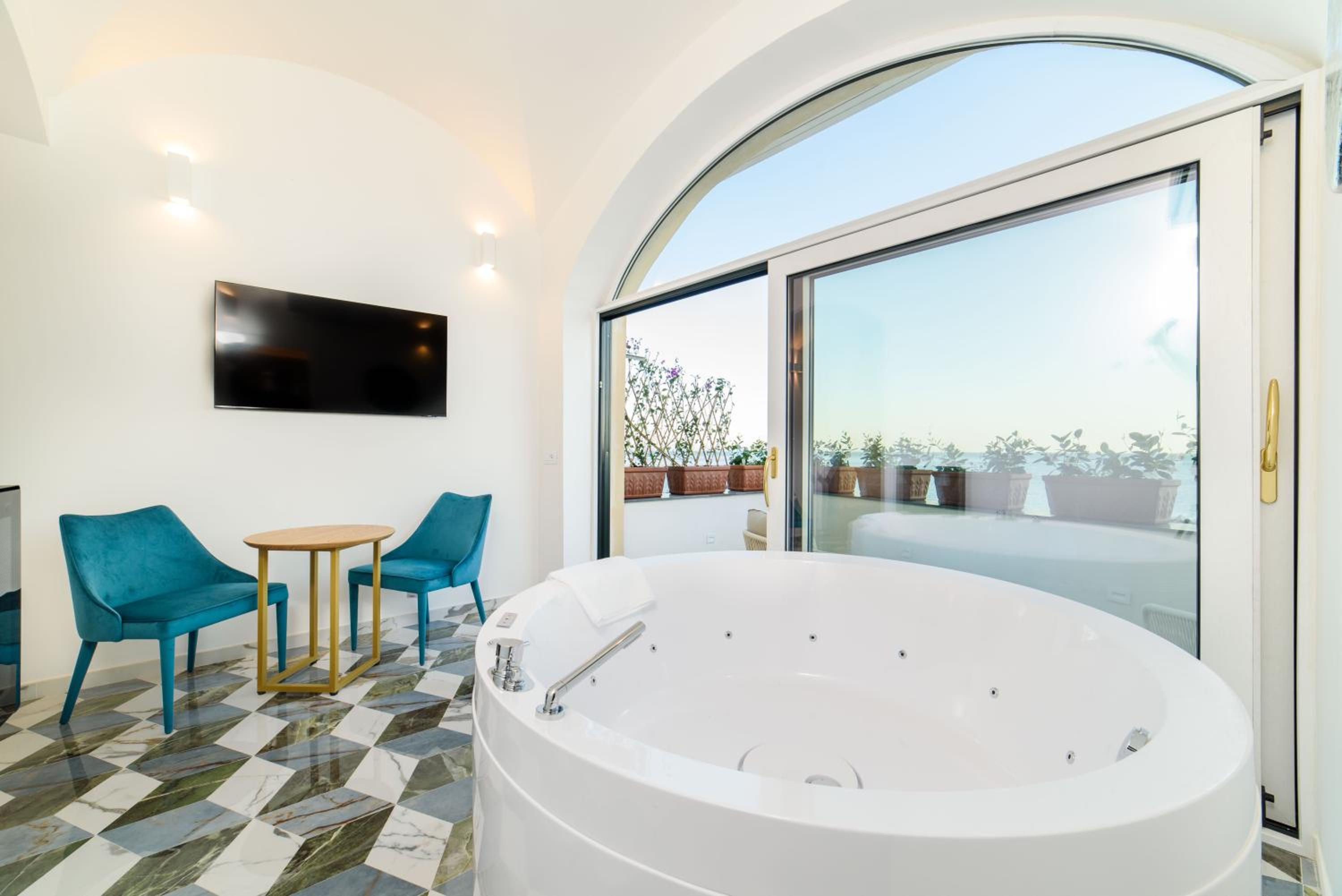 Suite with Spa Bath - Photo 9