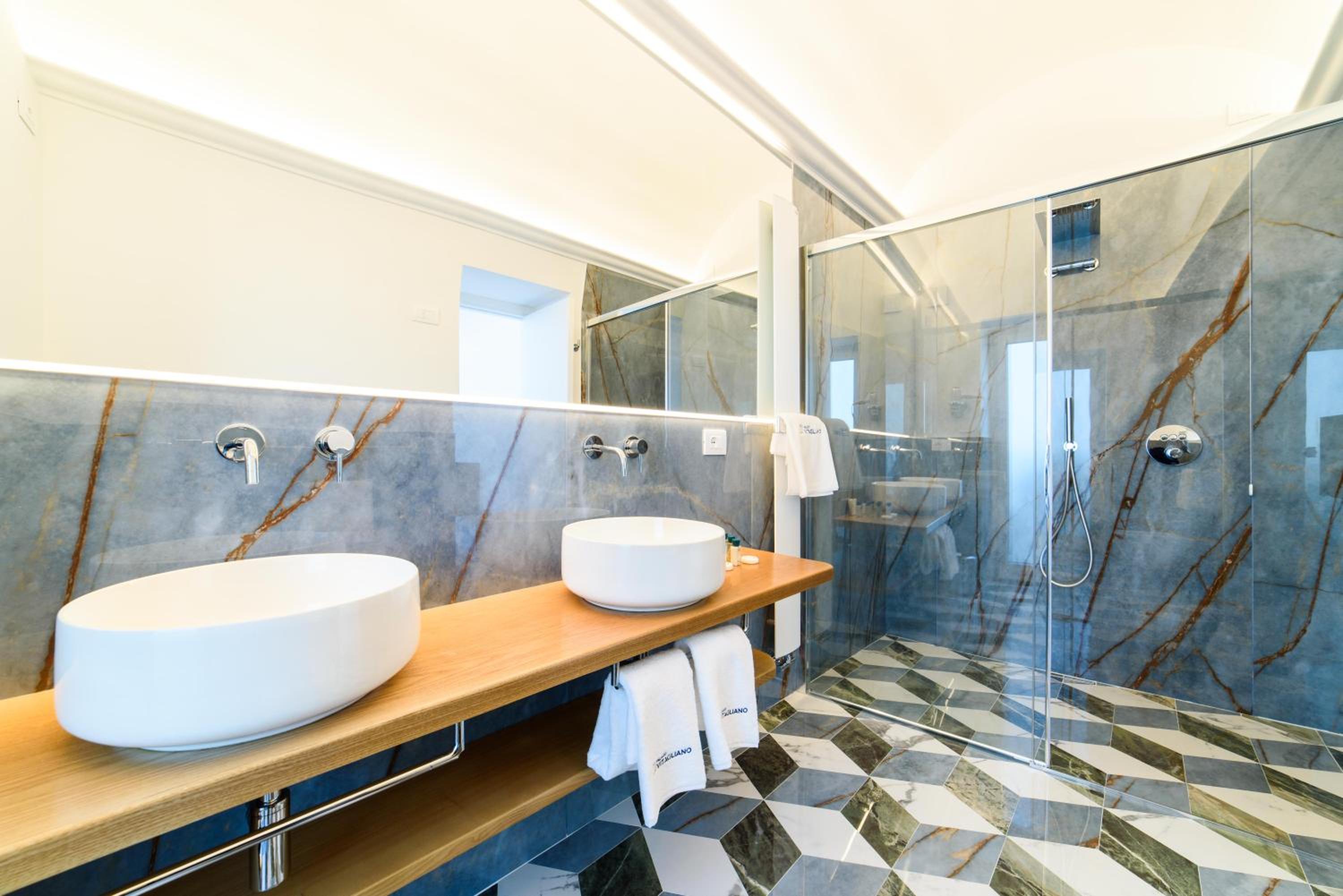Suite with Spa Bath - Photo 10