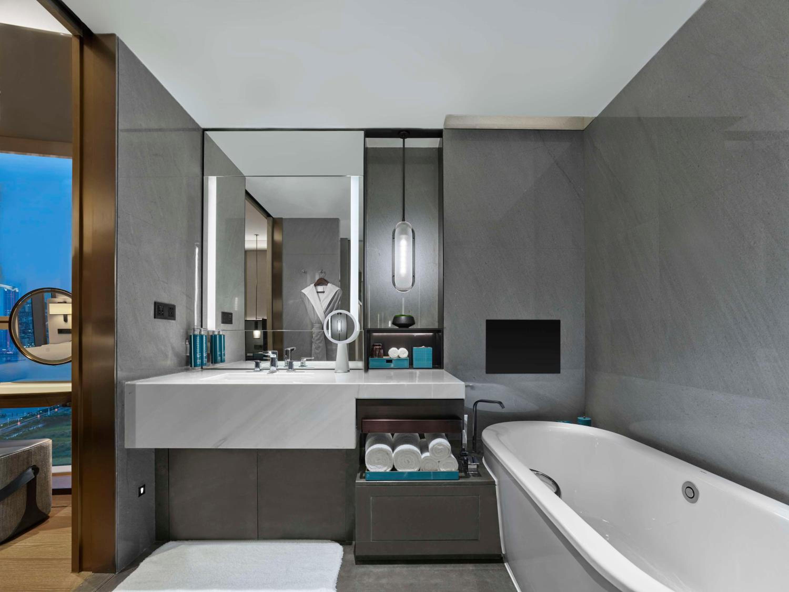 Deluxe King Suite - Photo 5