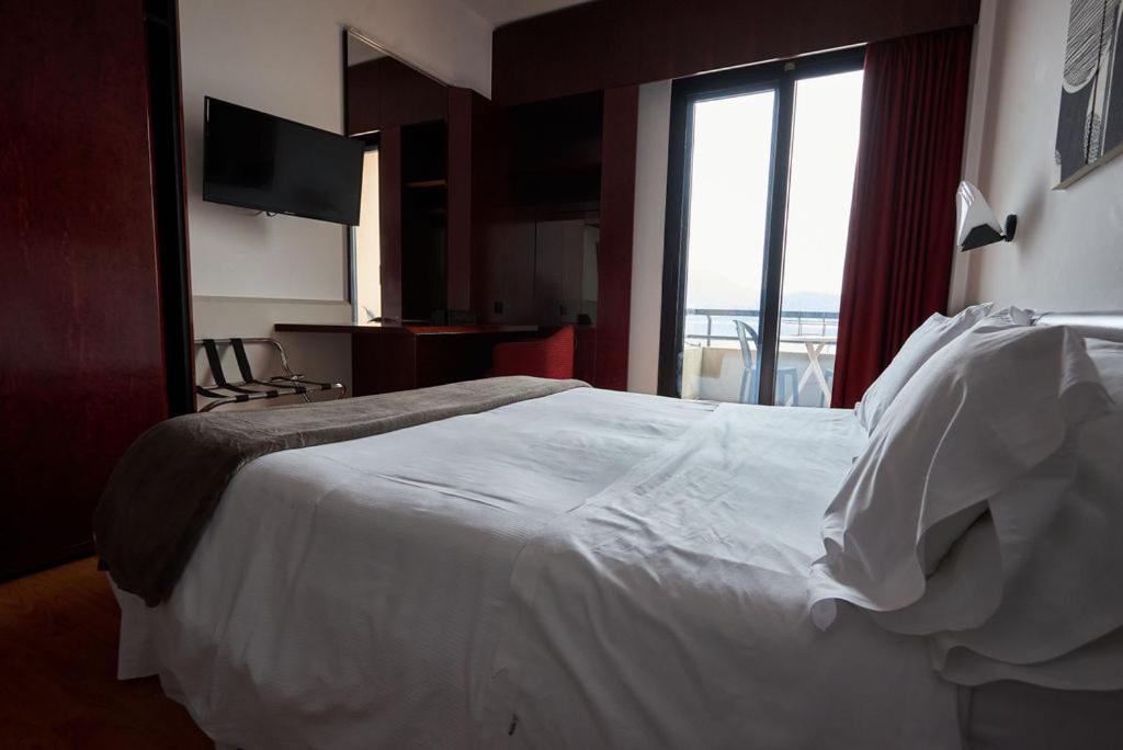 Double Room with Lake View - Photo 4