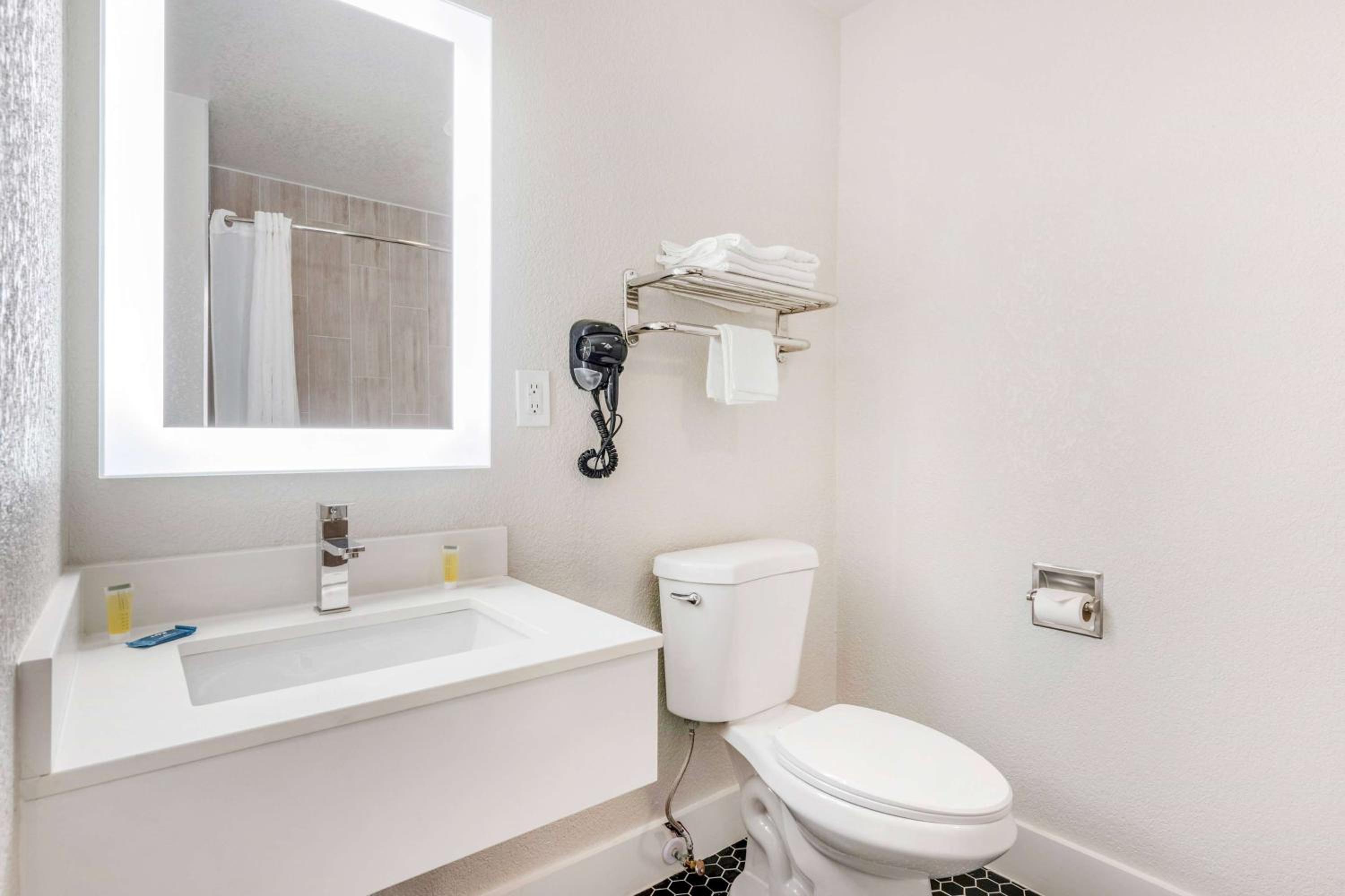 King Room - Accessible/Non-Smoking photo 2