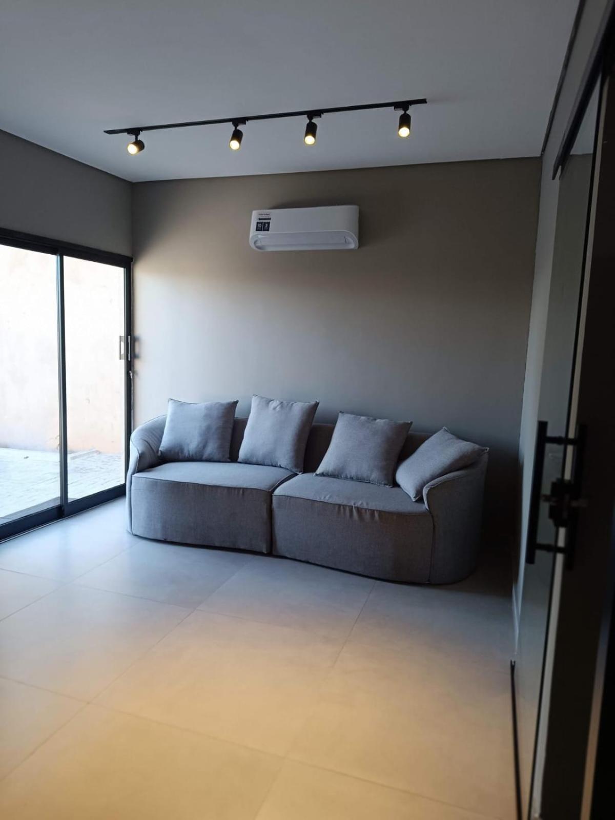 Seven-Bedroom House photo 1