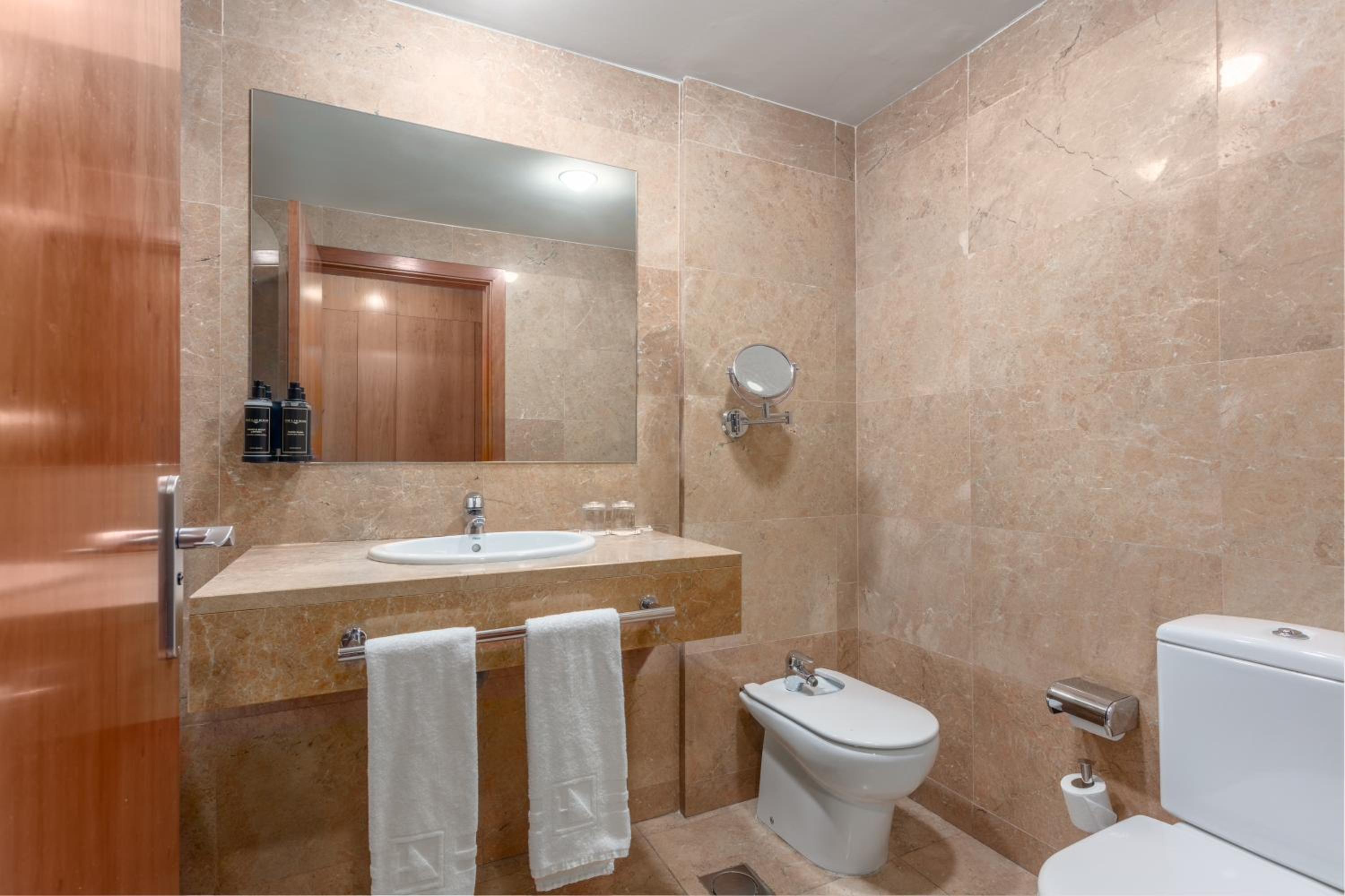 Double Room with View - Photo 2