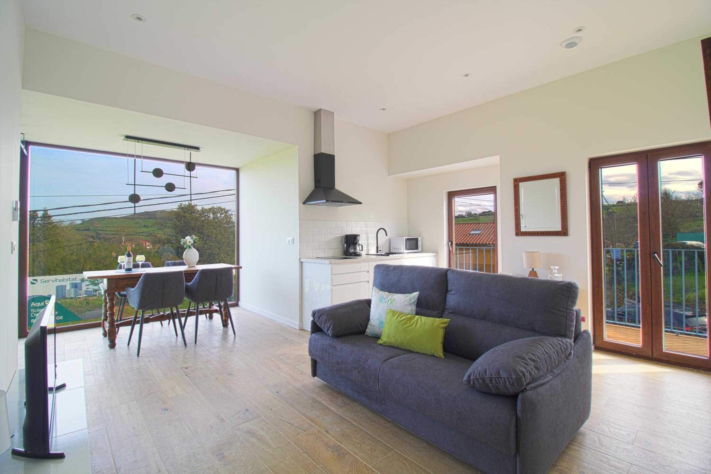 One-Bedroom Apartment with View photo 3