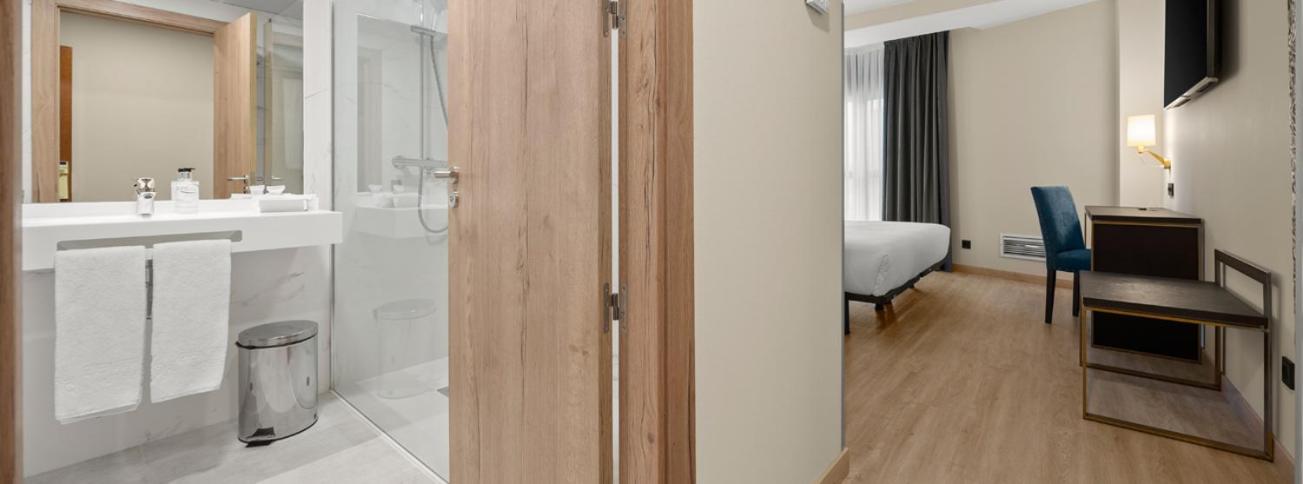 Standard Double or Twin Room - Photo 6
