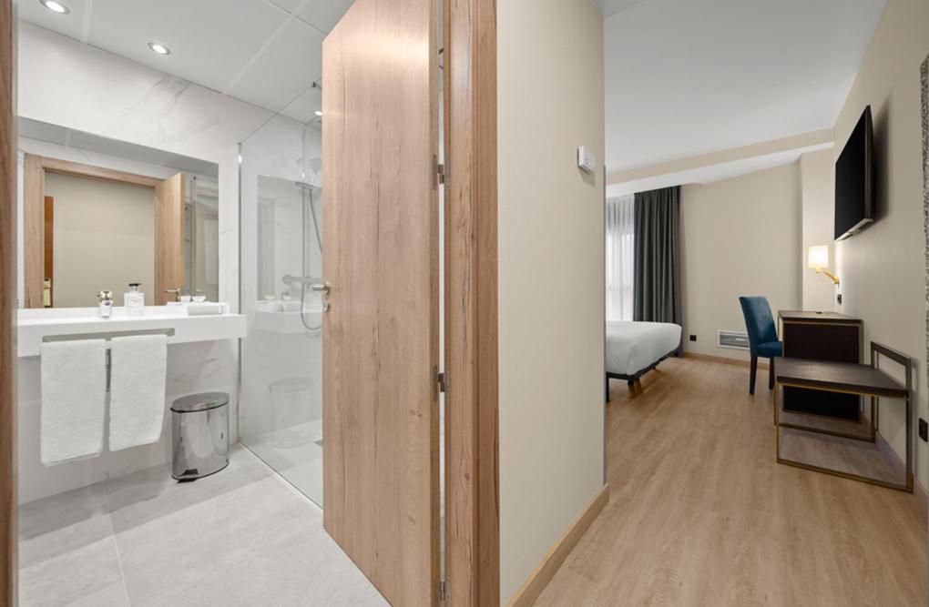 Standard Double or Twin Room - Photo 5