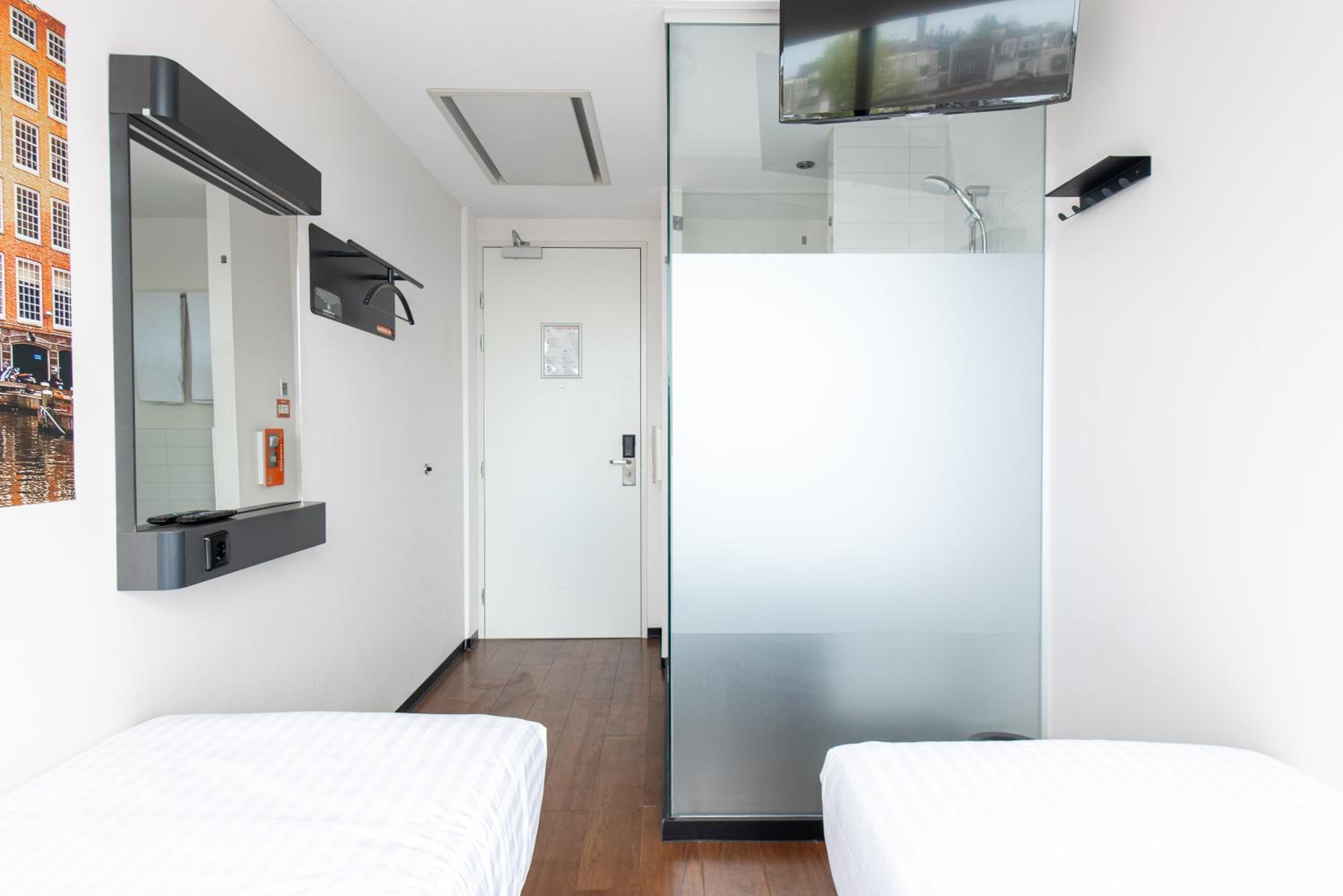 Standard Twin Room thumbnail 5