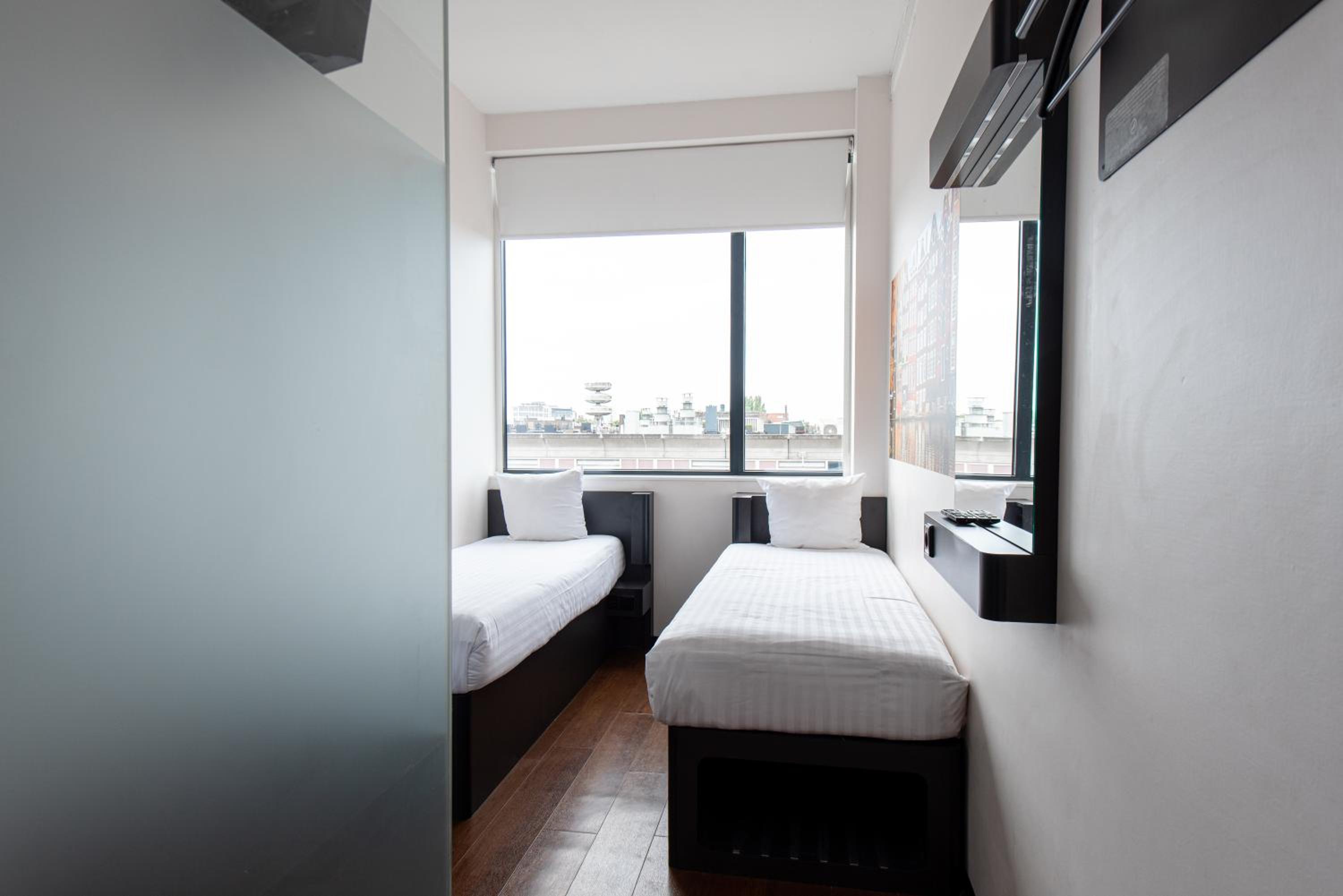 Standard Twin Room thumbnail 6