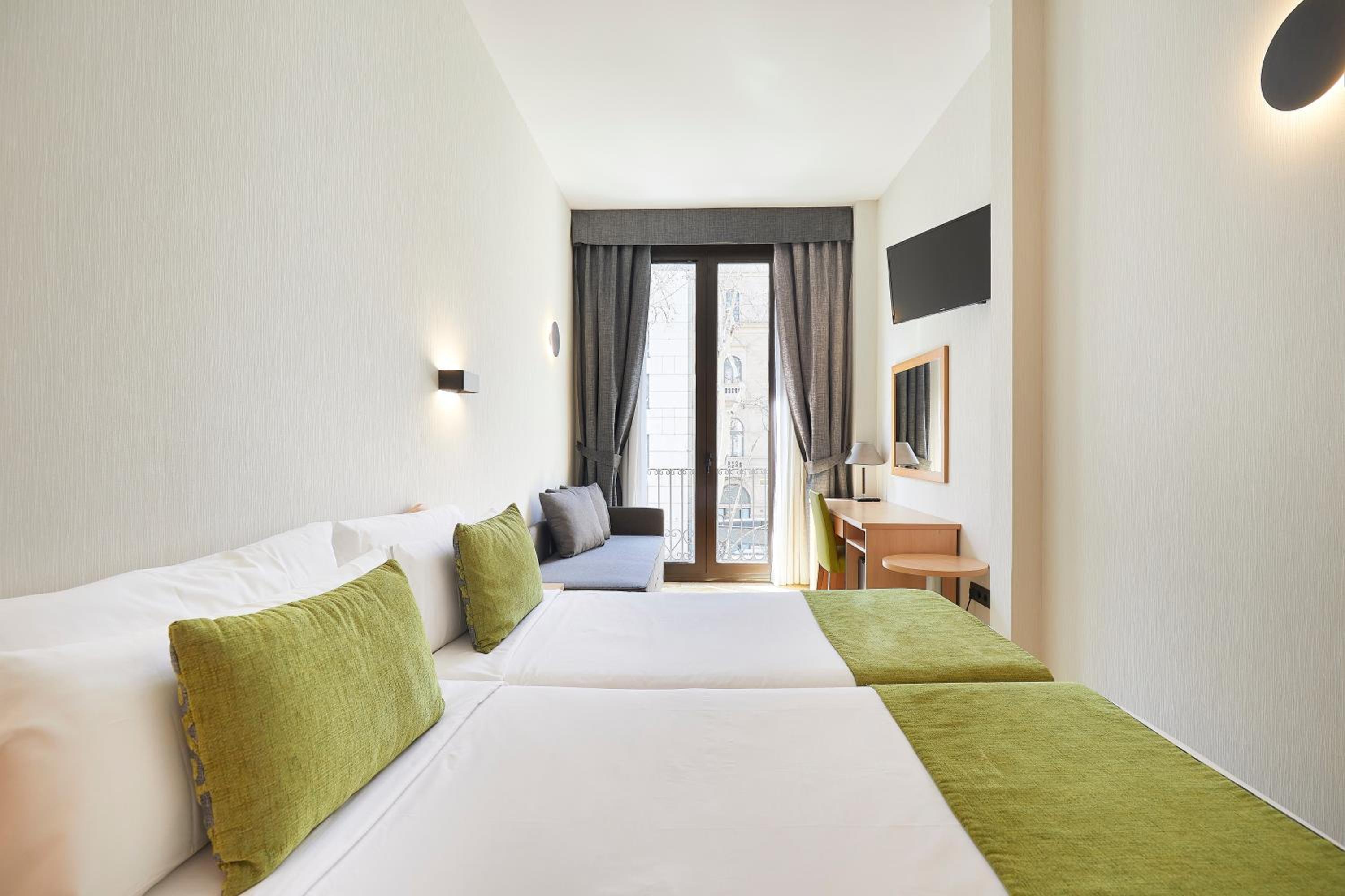 Habitación Doble con Balcón y Vista a la Ciudad
