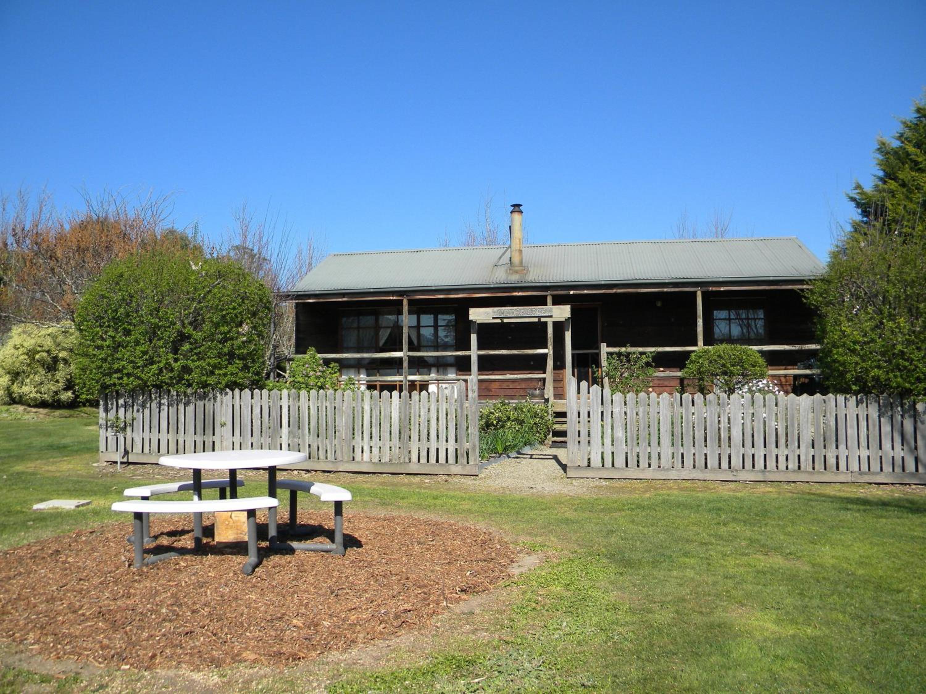 Three-Bedroom Cottage - Cedar Lodge - Photo 2