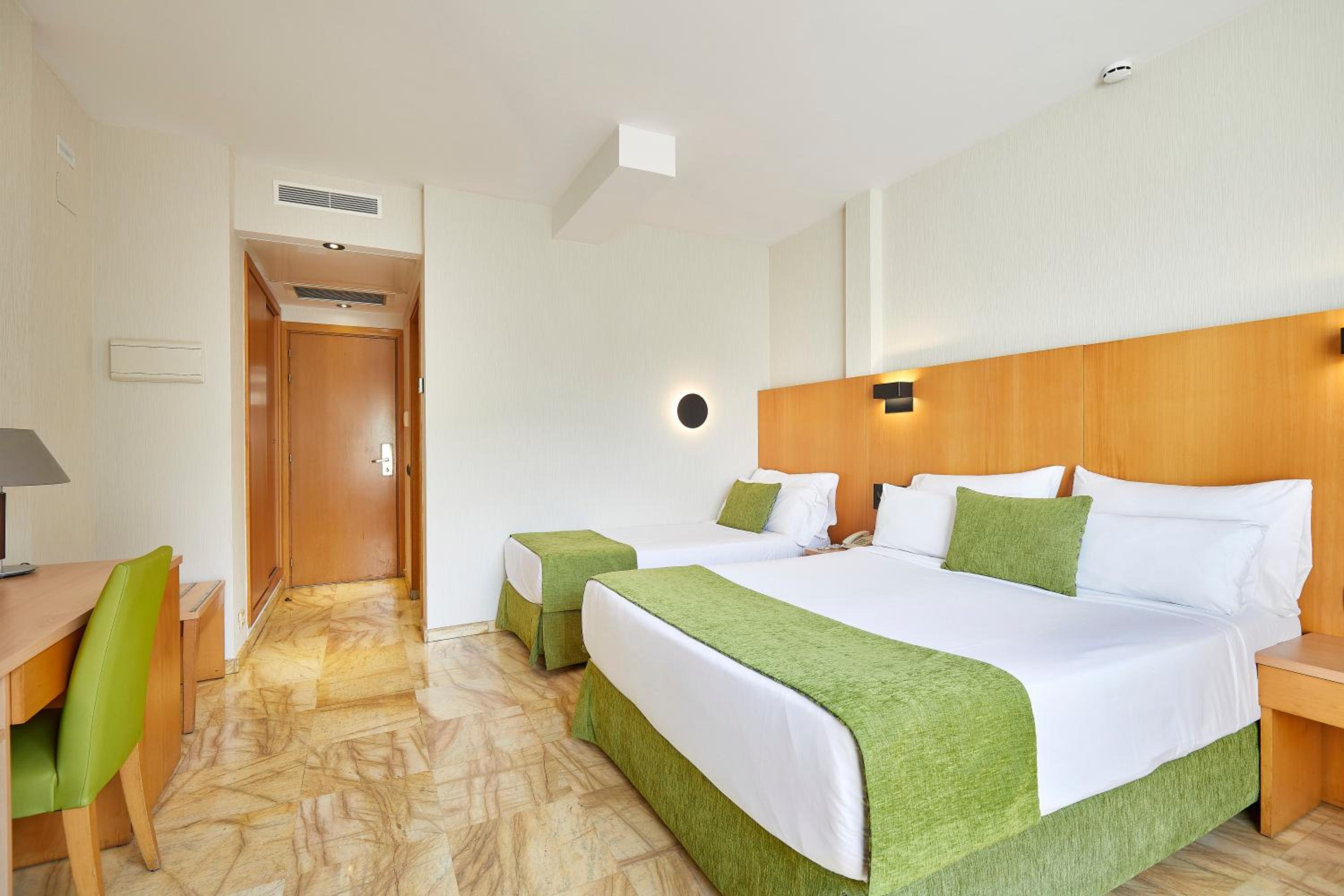 Superior Double Room with Terrace and City View photo 3