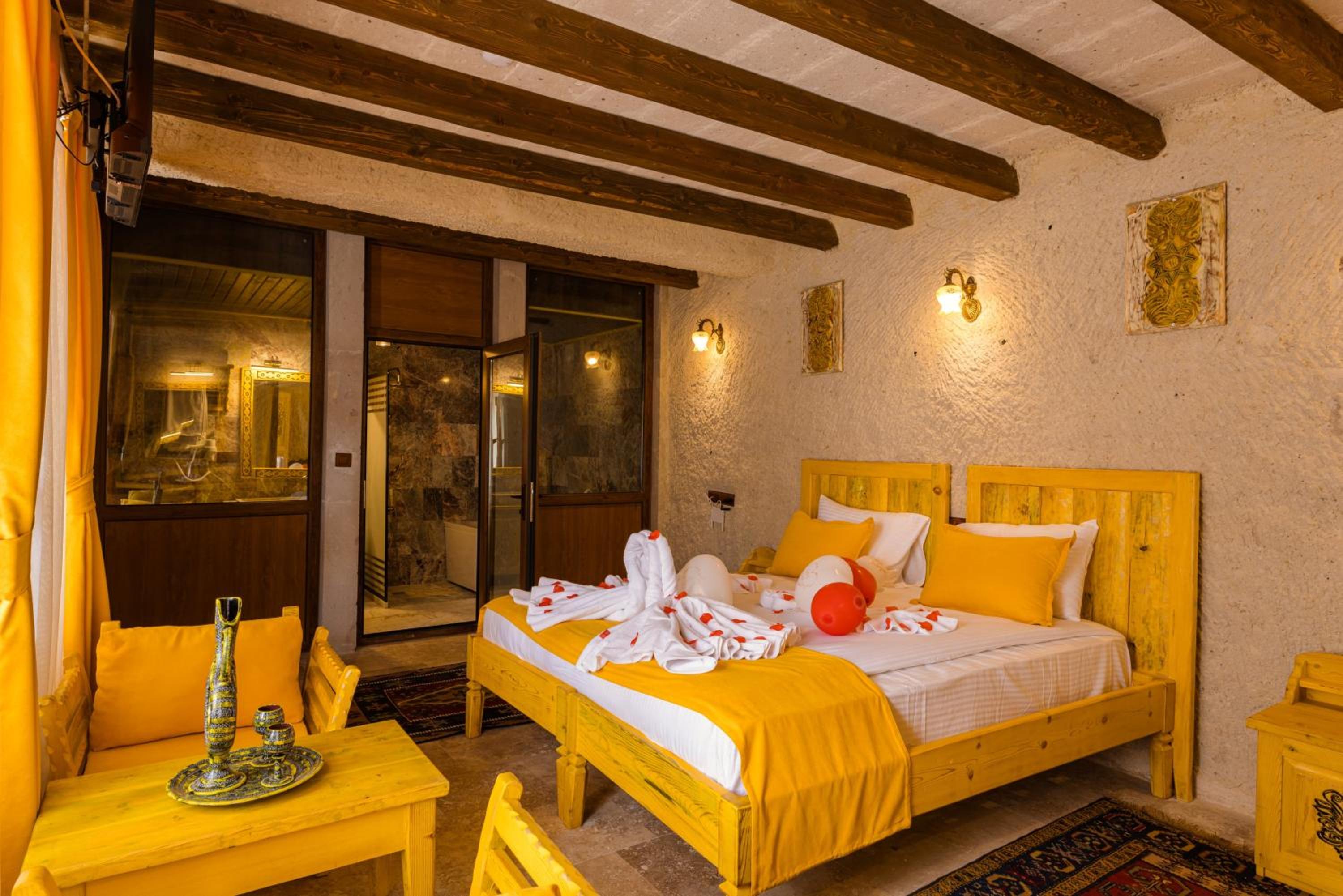 Suite - Photo 13
