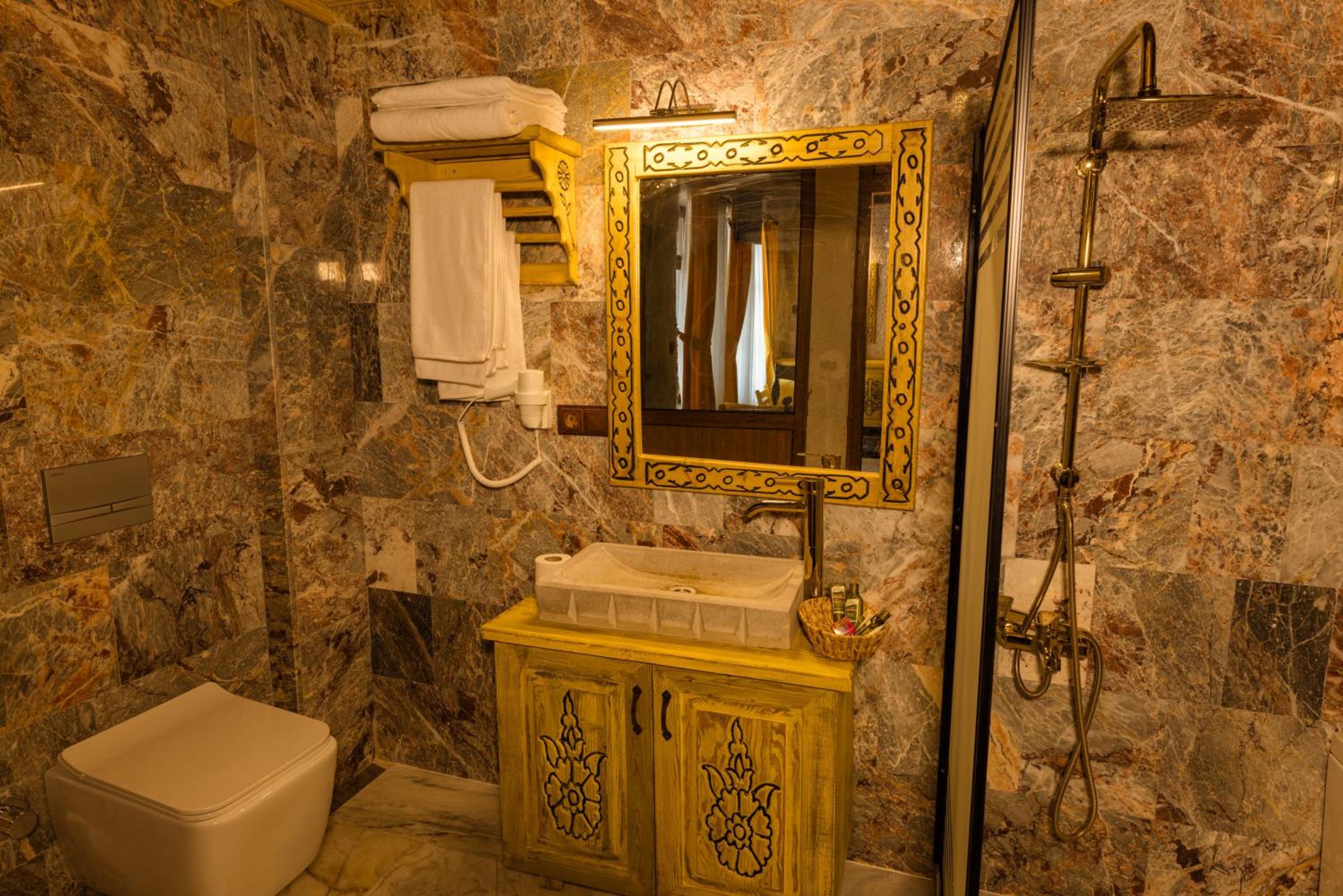 Suite - Photo 9