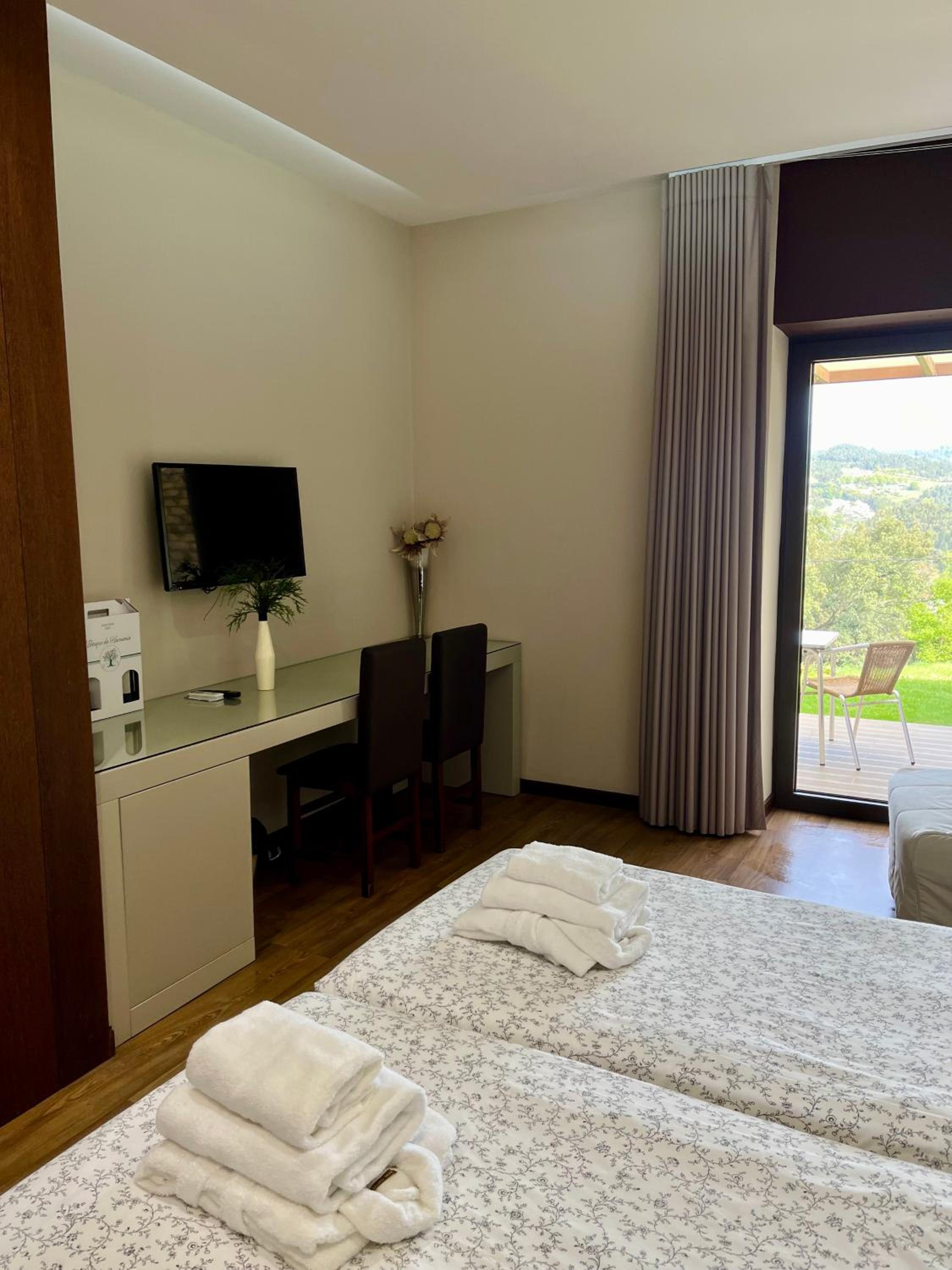 Standard Twin Room with Mountain View - Photo 16