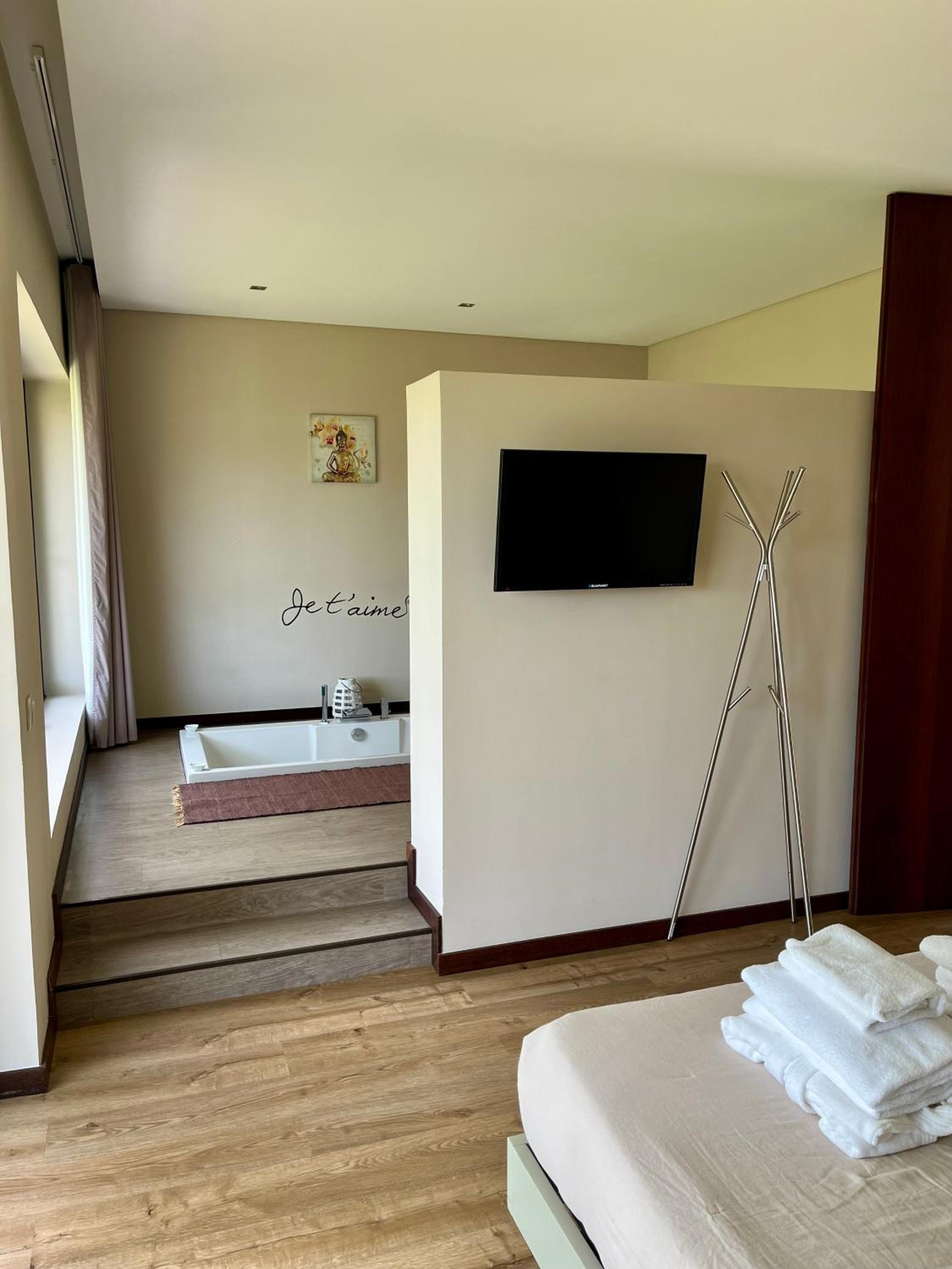 Suite with Hot Tub - Photo 25