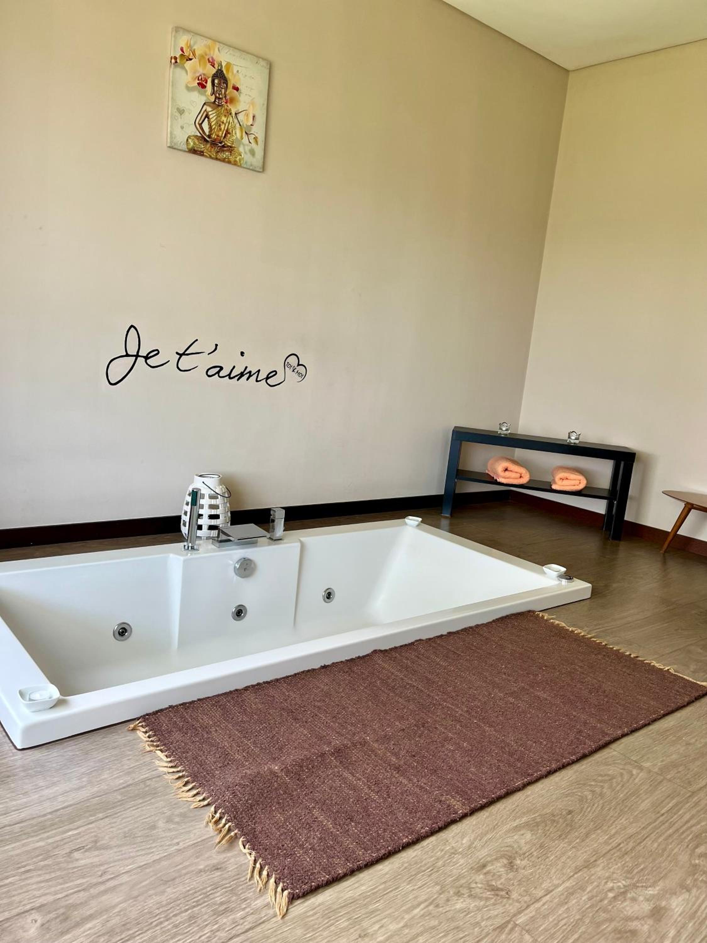 Suite with Hot Tub - Photo 22