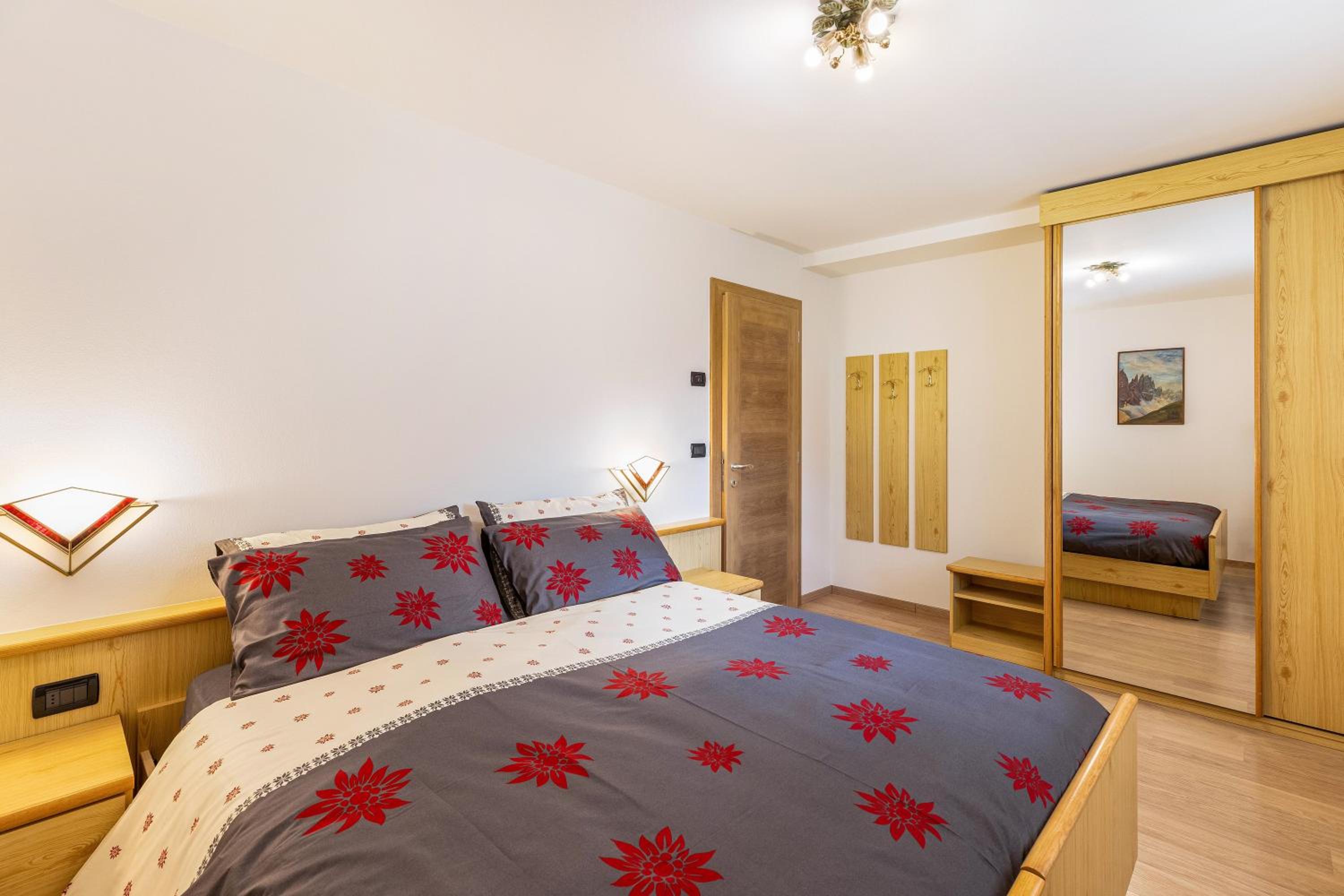 Three-Bedroom Apartment with Mountain View photo 2