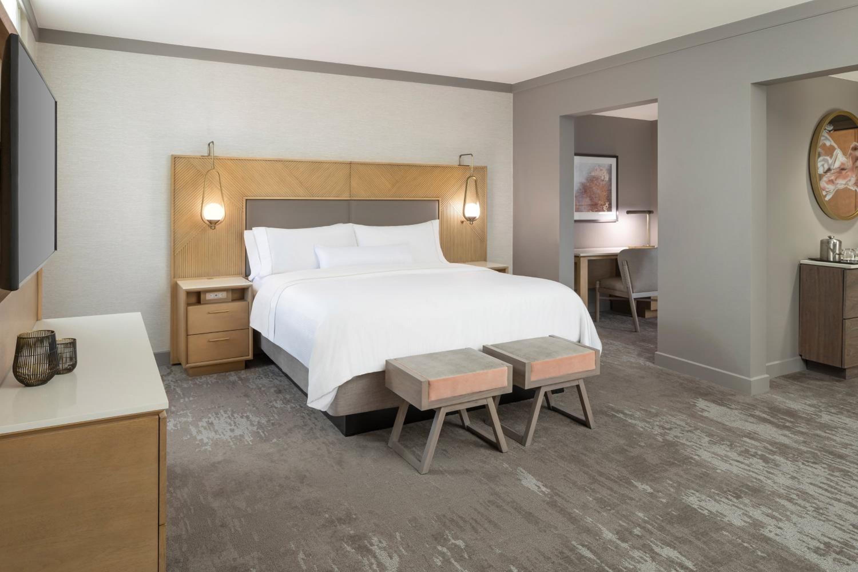 Junior Suite, Junior Suite, 1 King, Alternate bed: sofa bed - Photo 5