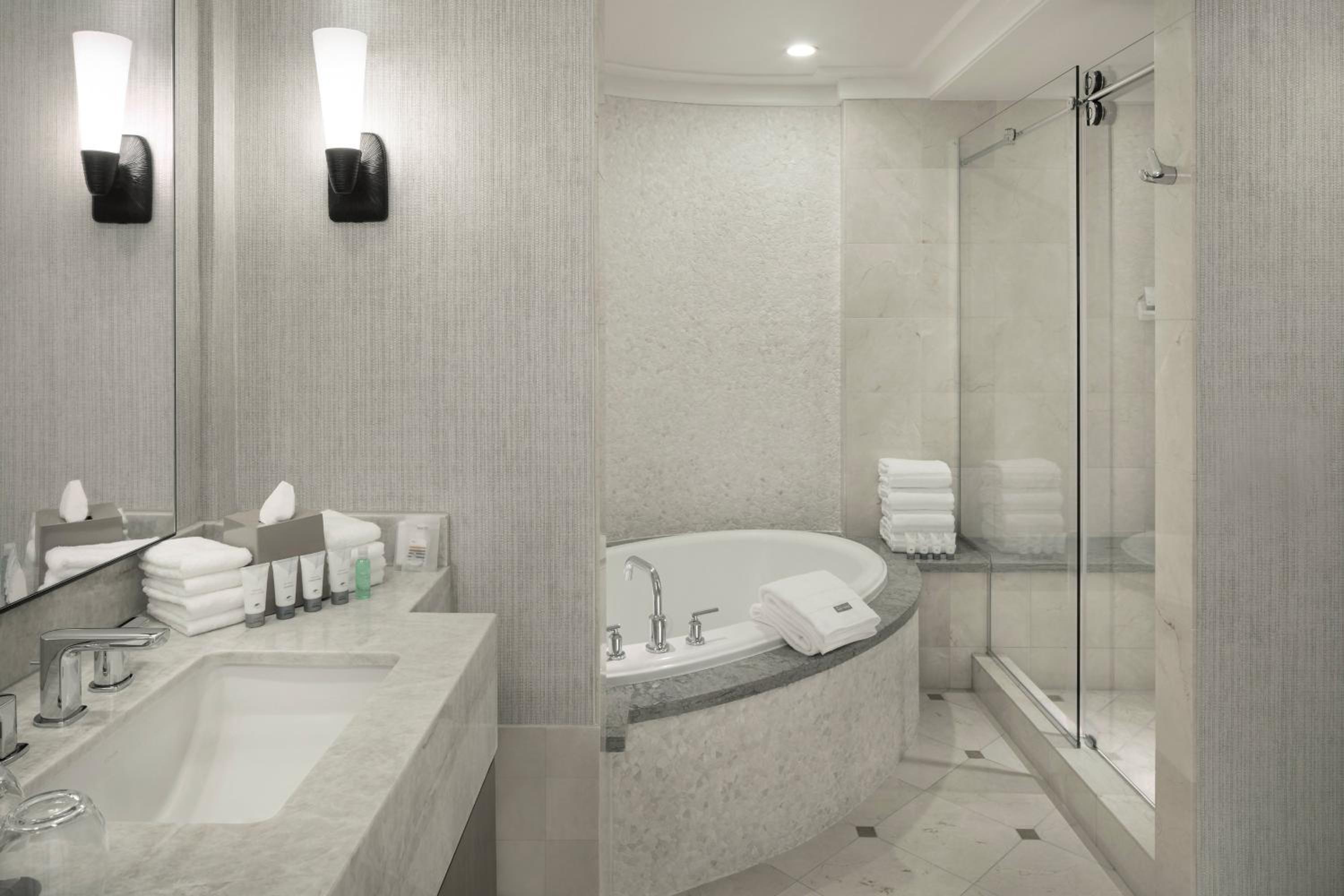1 Bedroom Presidential Suite, Golf view thumbnail 6