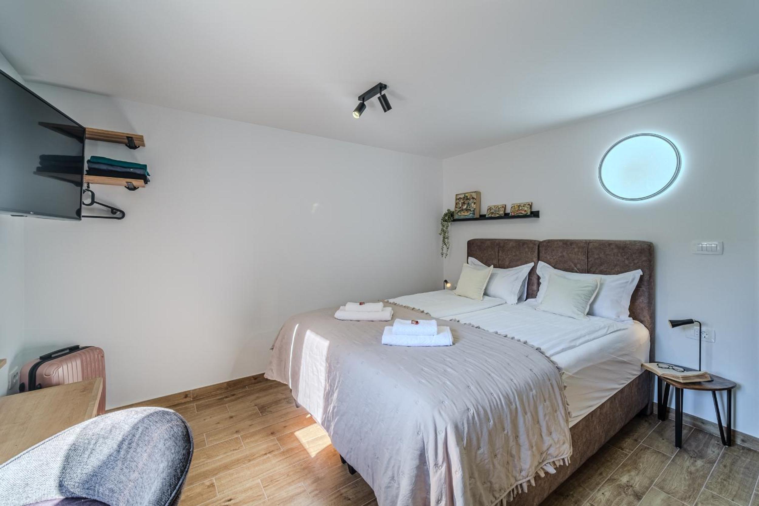 Deluxe Queen Room - Photo 17