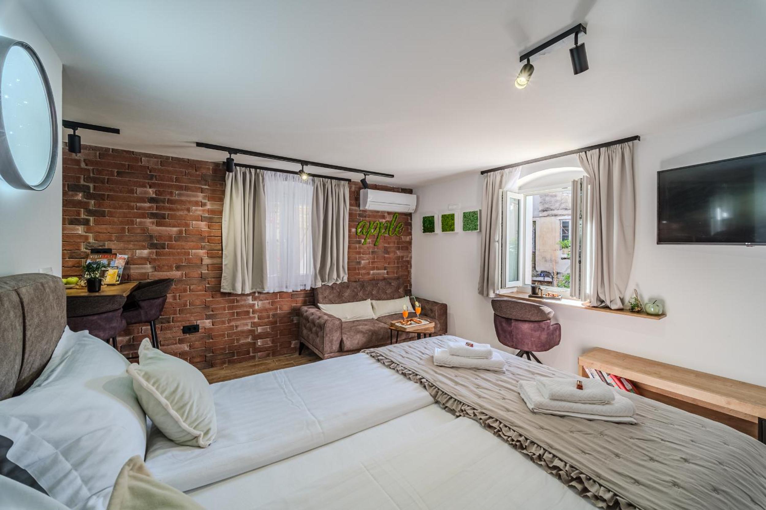 Deluxe Queen Room - Photo 21