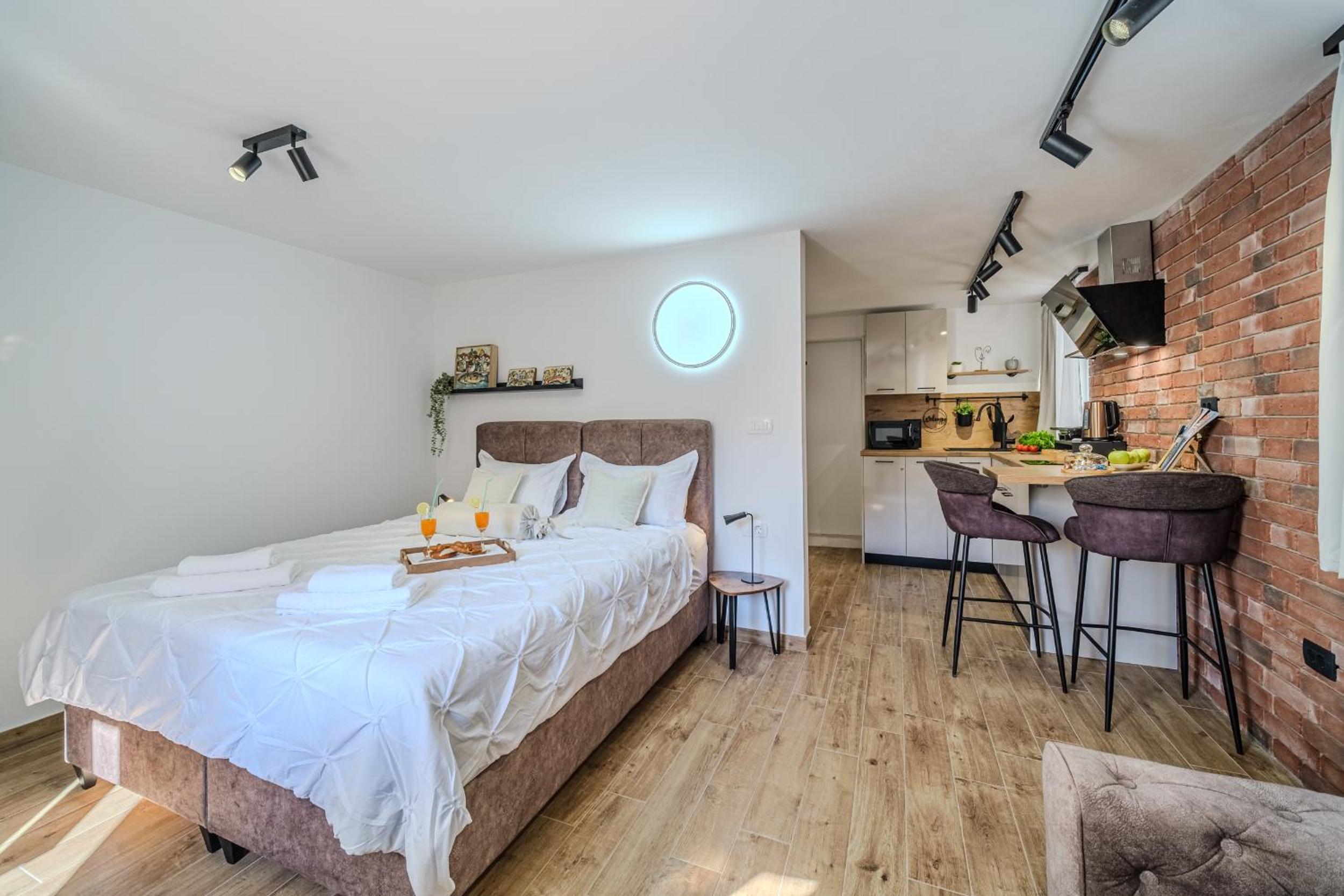 Deluxe Queen Room - Photo 11